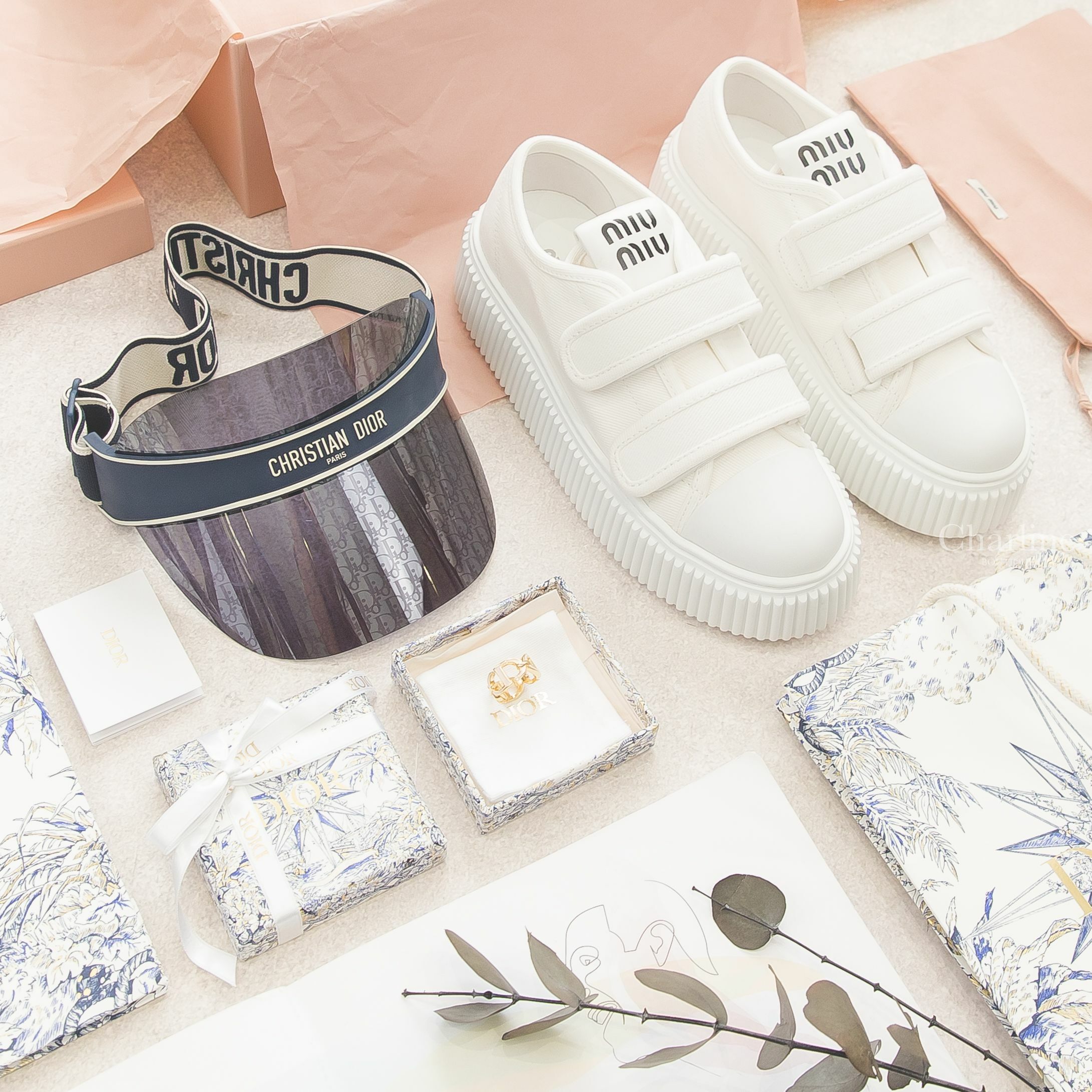 Dior 30 Montaigne Ring 金色金屬沙粉色CD蒙田戒指,MiuMiu Denim Sneakers 白色黑字單寧魔鬼氈厚底運動鞋,Dior 藍色滿版老花鏡面拼白色 Logo 字樣遮陽帽-Charline Boutique 精品代購