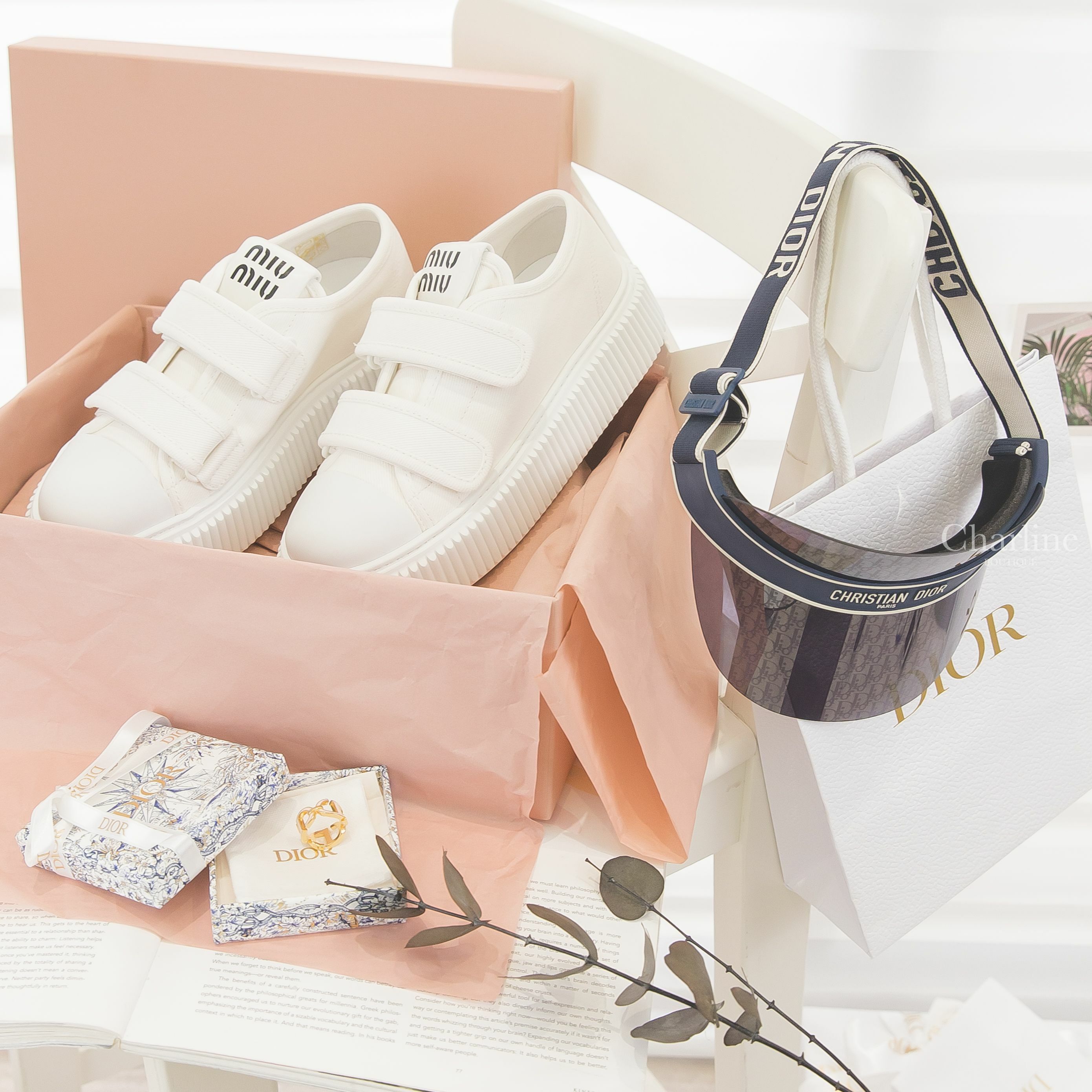 Dior 30 Montaigne Ring 金色金屬沙粉色CD蒙田戒指,MiuMiu Denim Sneakers 白色黑字單寧魔鬼氈厚底運動鞋,Dior 藍色滿版老花鏡面拼白色 Logo 字樣遮陽帽-Charline Boutique 精品代購