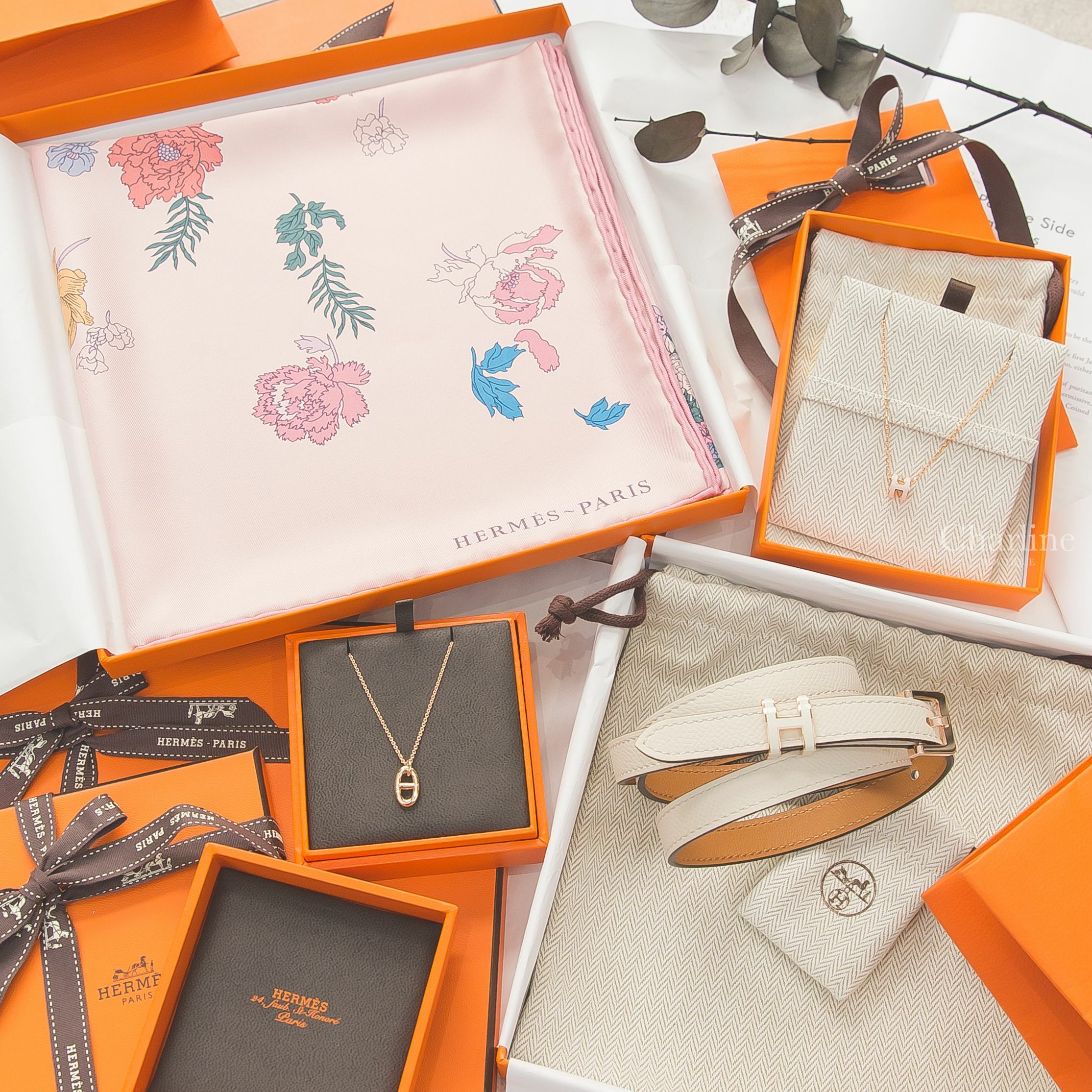 Hermès Farandole Pendant Small Model 玫瑰金色小型θ項鍊,淡粉色迷你珐瑯鍍玫瑰金簍空橢圓項鍊,奶昔白玫瑰金釦H皮帶,玫瑰色/藍色/綠色花馬真絲方巾-Charline Boutique 精品代購