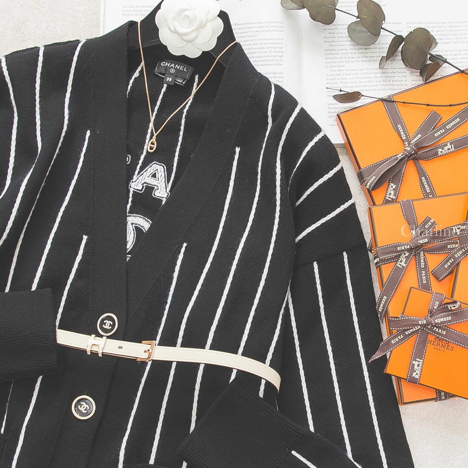 Hermès Farandole Pendant Small Model 玫瑰金色小型θ項鍊,奶昔白玫瑰金釦H皮帶,Chanel Cardigan 黑底白色條紋刺繡CC喀什米爾開襟長袖上衣-Charline Boutique 精品代購
