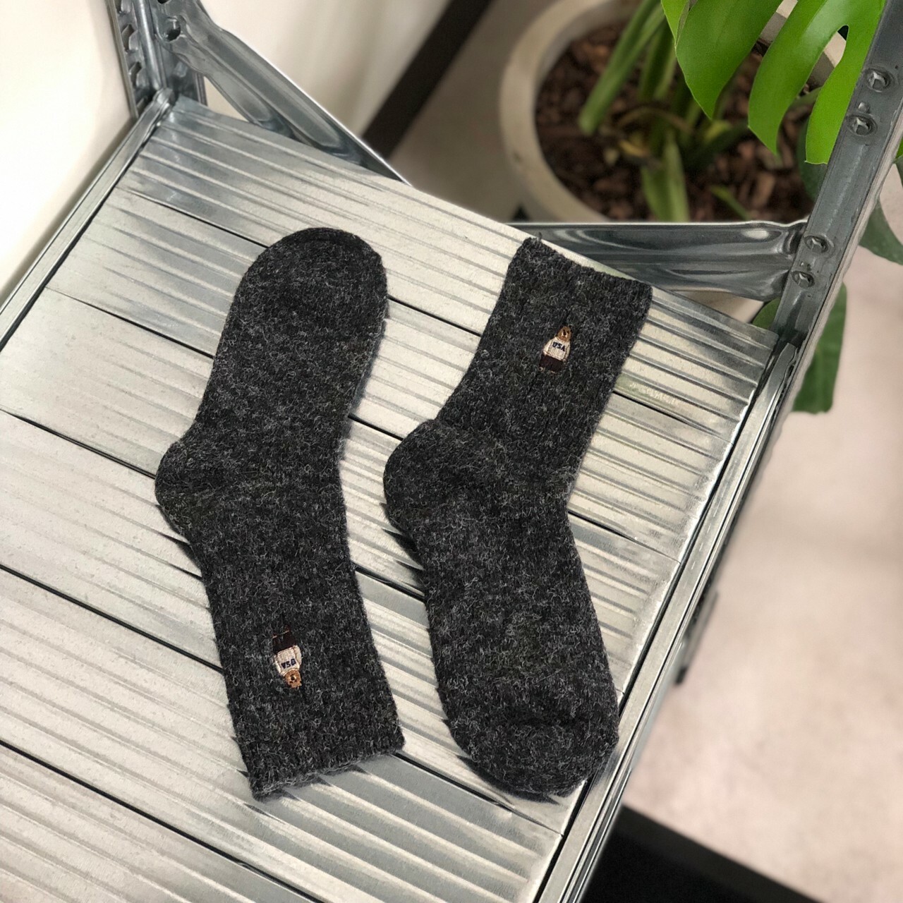 WHO.A.U 韓國 天鵝絨刺繡襪子