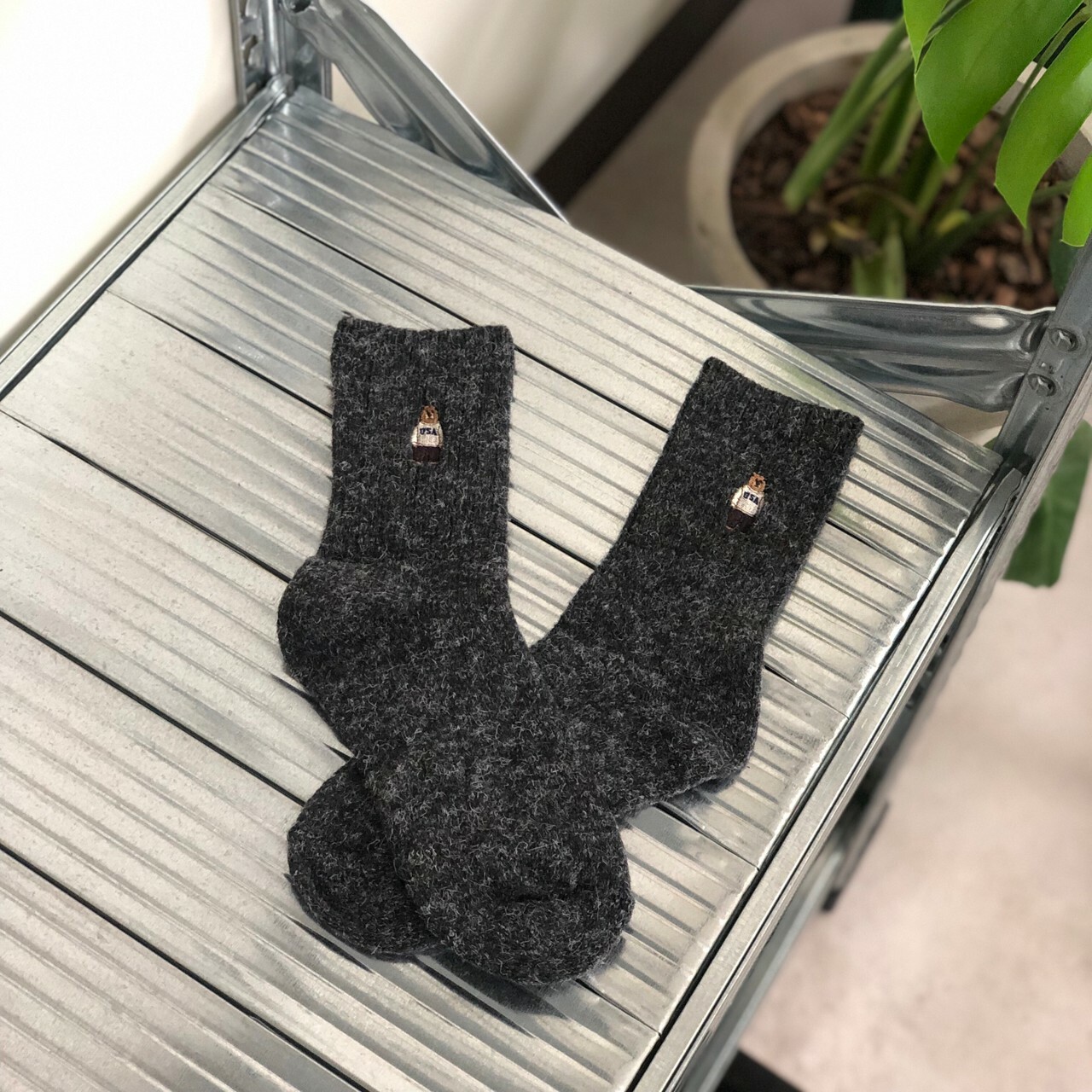 WHO.A.U 韓國 天鵝絨刺繡襪子