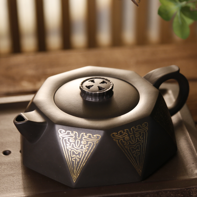 【禪墩 • 八方來禪】-- 壺身由十六個三角形塊面組成，比例勻稱，線條清晰、塊面明朗。