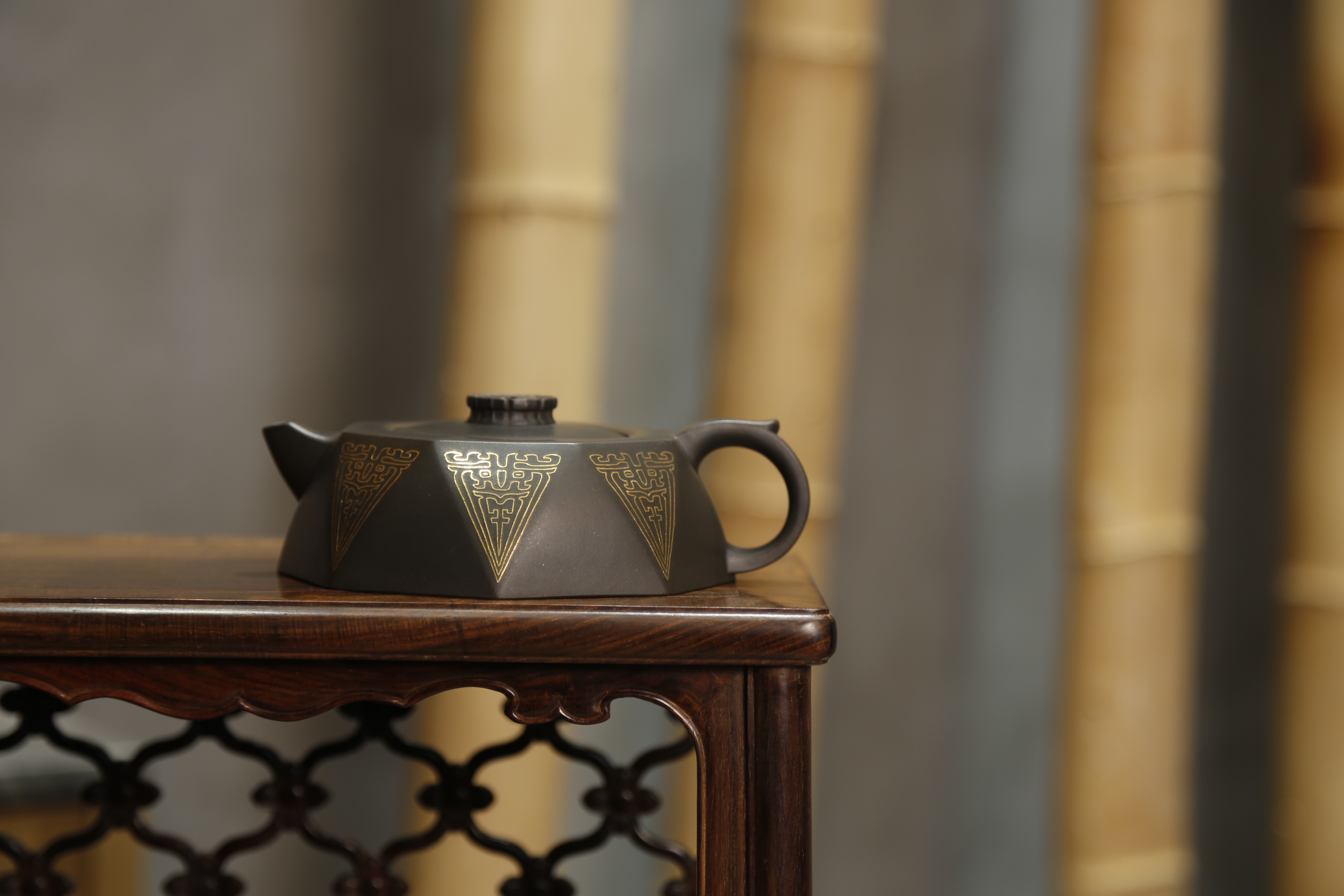 【禪墩 • 八方來禪】-- 壺身由十六個三角形塊面組成，比例勻稱，線條清晰、塊面明朗。