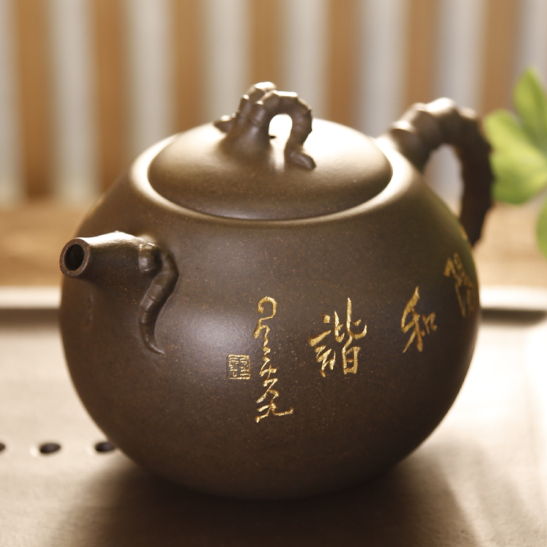 【開泰】-- 此壺由已故星雲大師和月照上人題字及裝飾，在經典的紫砂壺型之上加入精巧的創意。