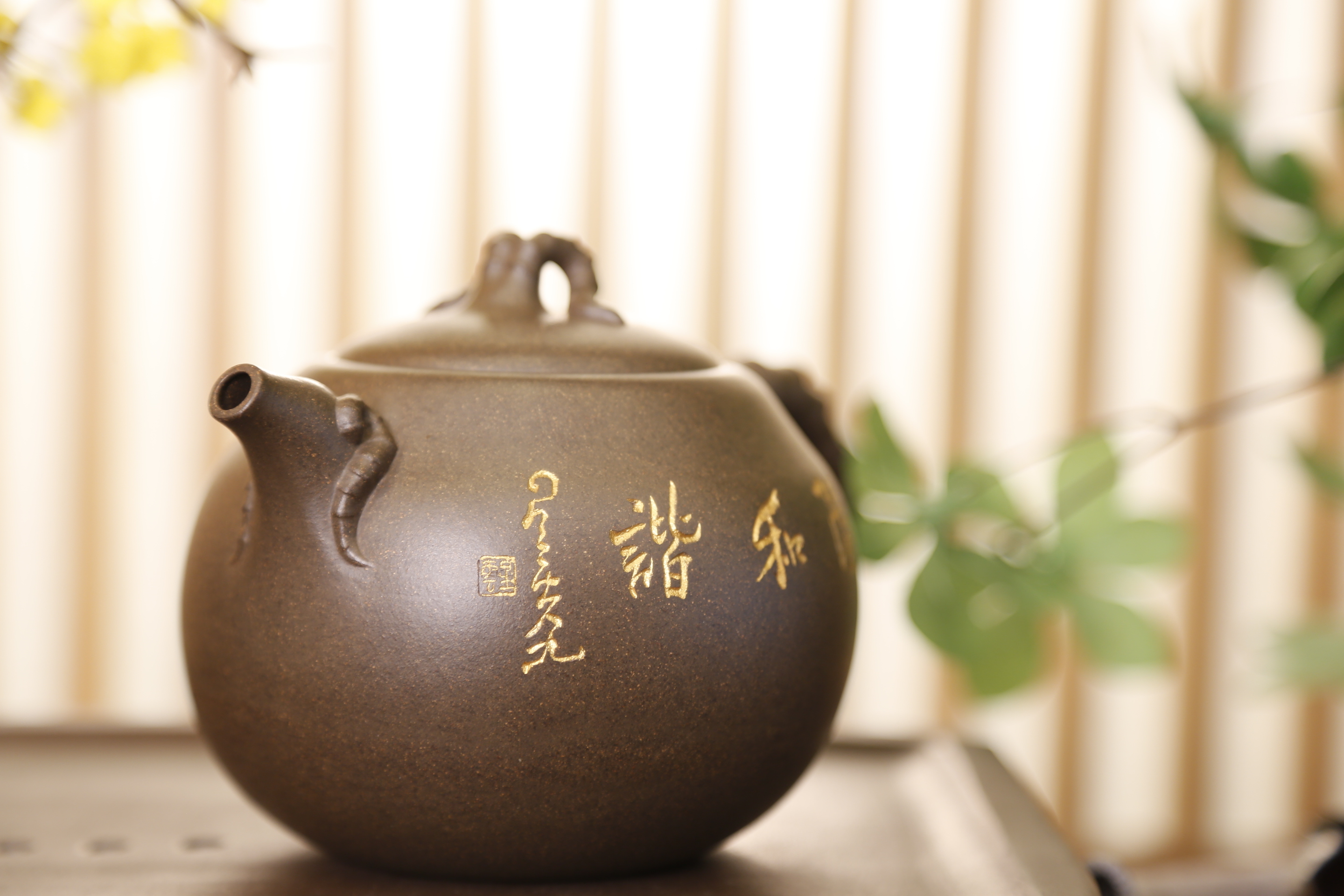 開泰】-- 此壺由已故星雲大師裝飾，在經典的紫砂壺型之上加入精巧的創意。