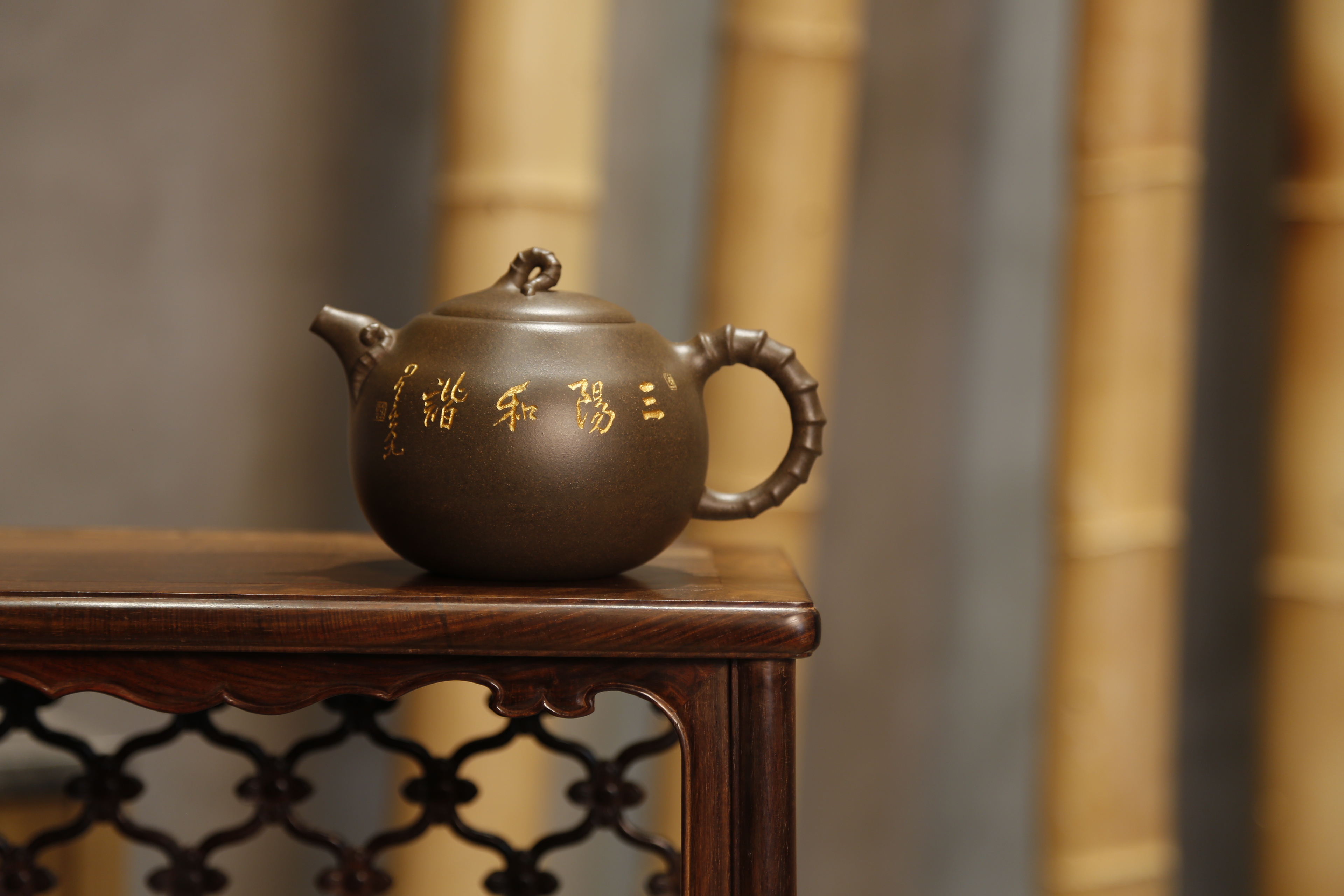 【開泰】-- 此壺由已故星雲大師和月照上人題字及裝飾，在經典的紫砂壺型之上加入精巧的創意。