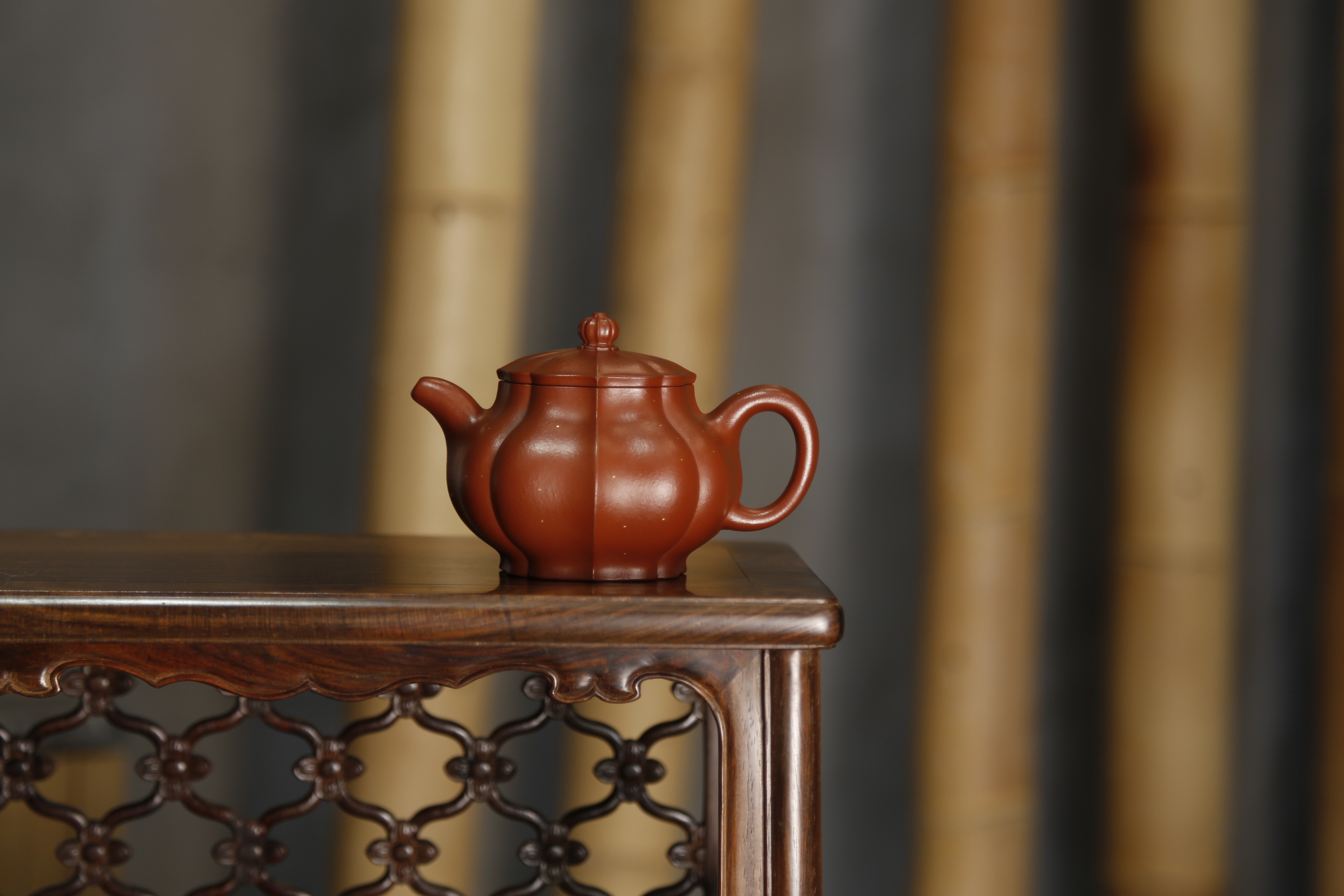 【禪墩 · 歡暢】-- 以菱花入壺，利落之線條，塑就壺身優雅弧度。