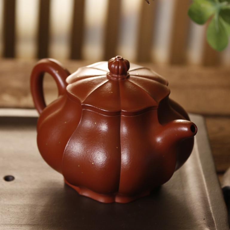 【禪墩 · 歡暢】-- 以菱花入壺，利落之線條，塑就壺身優雅弧度。