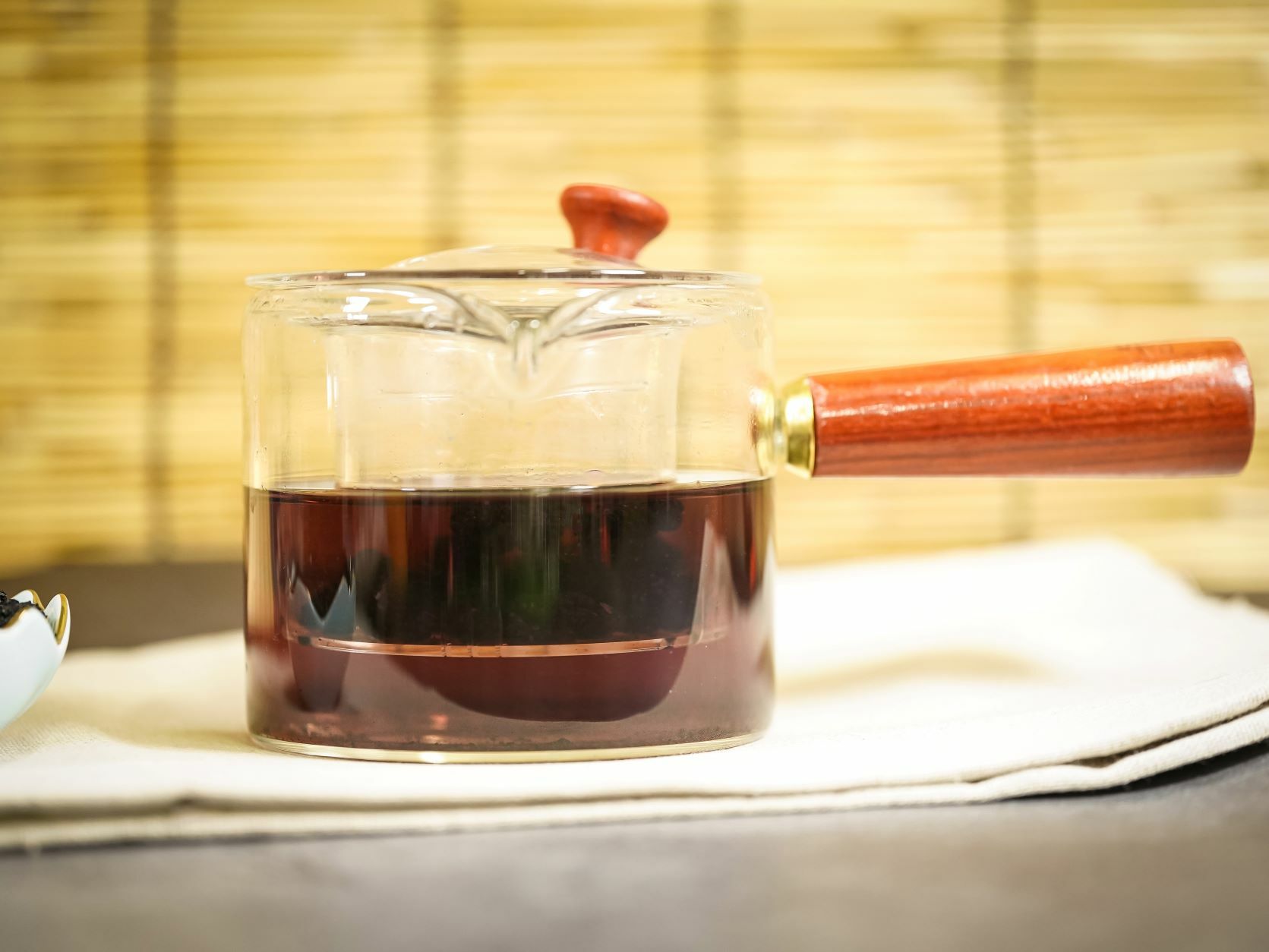 Cha Yuen - Glass teapot with tea compartment with wooden handle for easy picking up 500ml