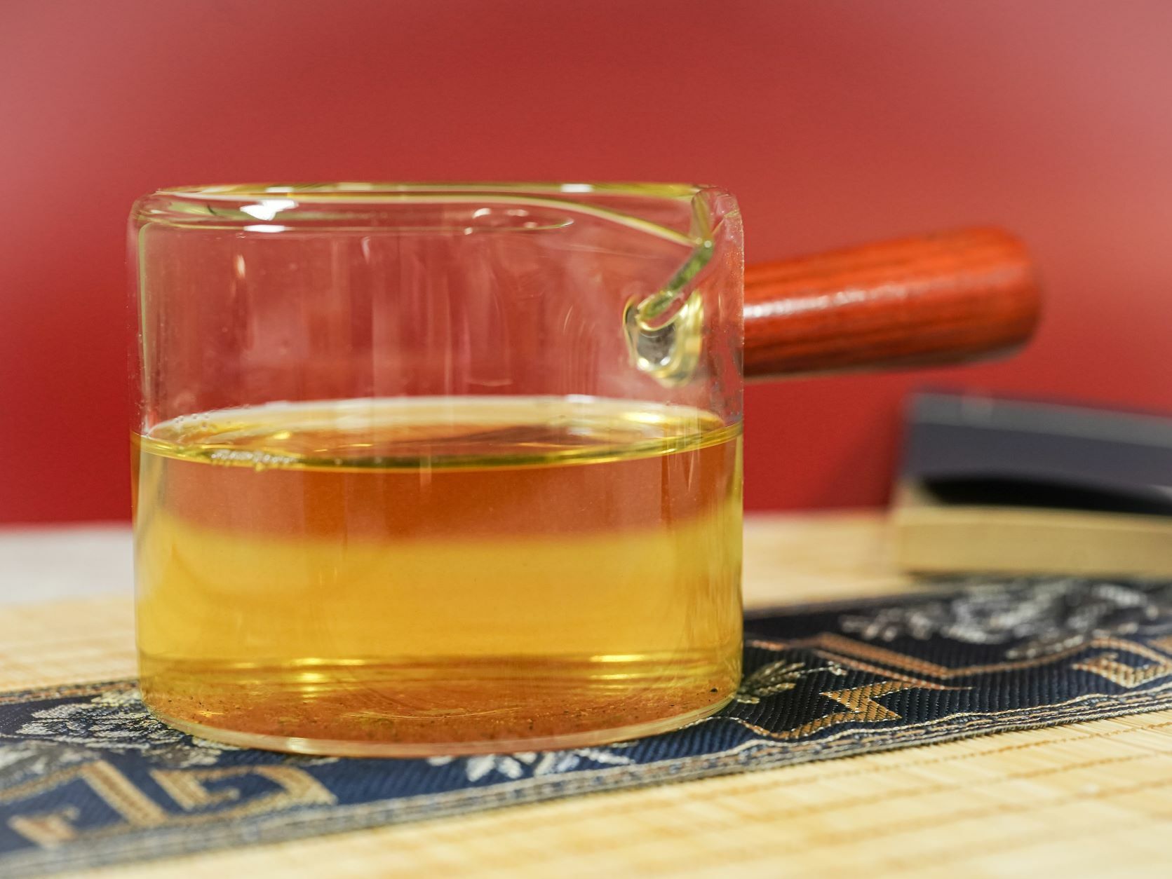 Cha Yuen - Glass teapot with tea compartment with wooden handle for easy picking up 500ml