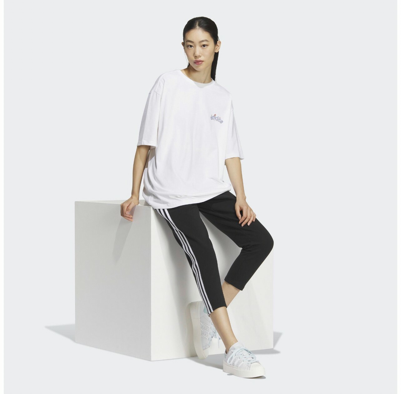 ADIDAS 休閒上衣 花卉圖案 印花 短袖上衣 TEE 白 IK8636 APR-
