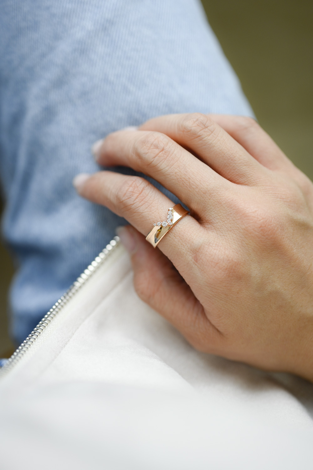 18K Valley Diamond Ring