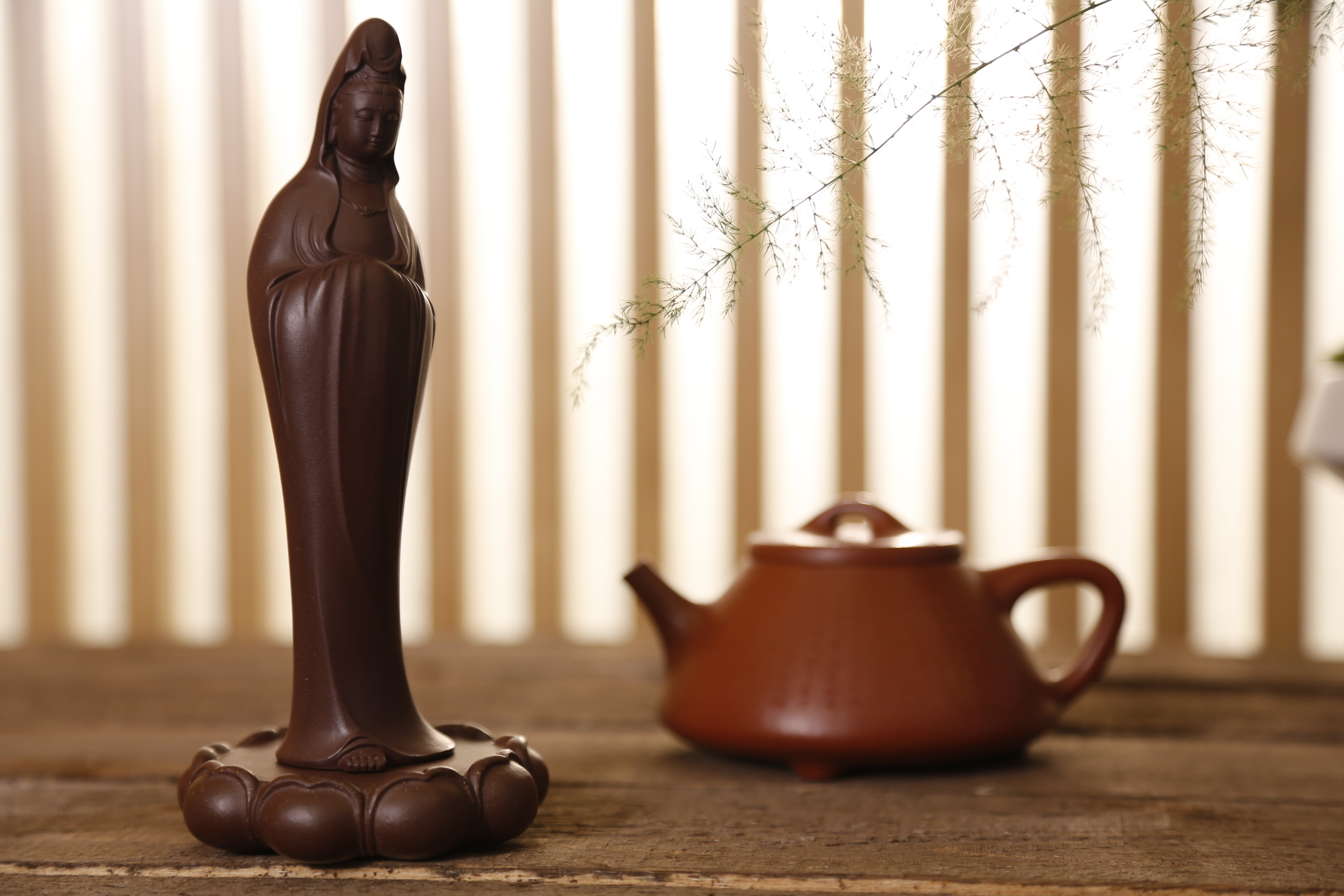 【觀音大士】-- “生人閒遠之思”的是紫砂茶壺，書房有供，讓人有虔敬慈愛之懷的當是佛像。