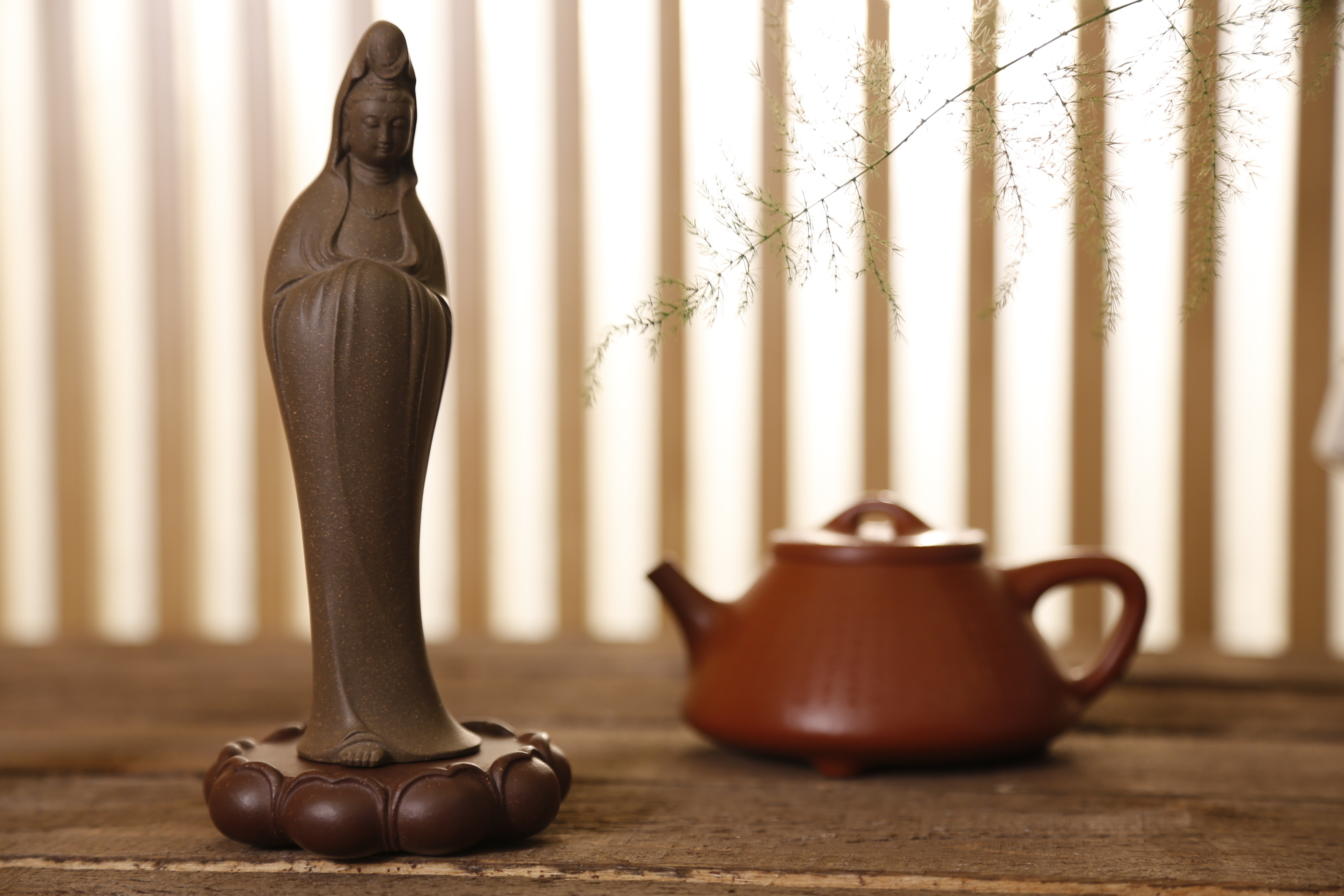 【觀音大士】-- “生人閒遠之思”的是紫砂茶壺，書房有供，讓人有虔敬慈愛之懷的當是佛像。