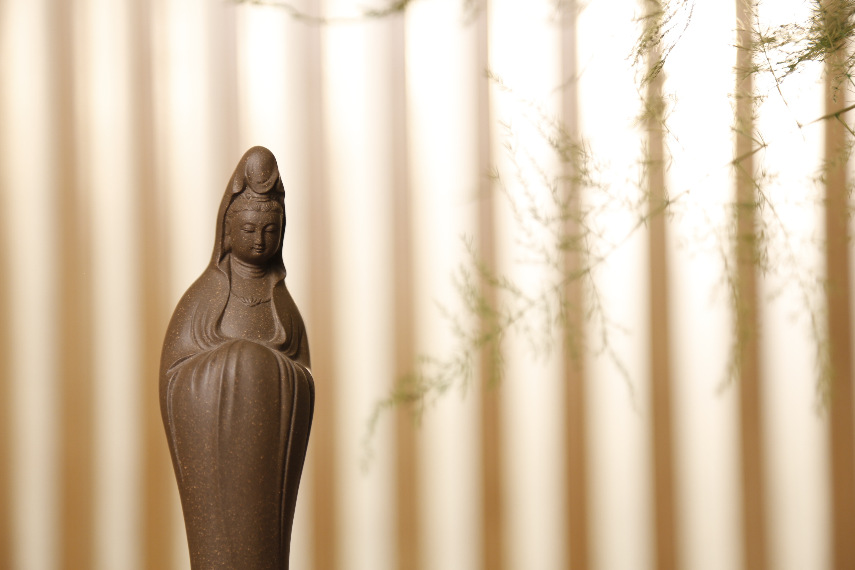 【觀音大士】-- “生人閒遠之思”的是紫砂茶壺，書房有供，讓人有虔敬慈愛之懷的當是佛像。