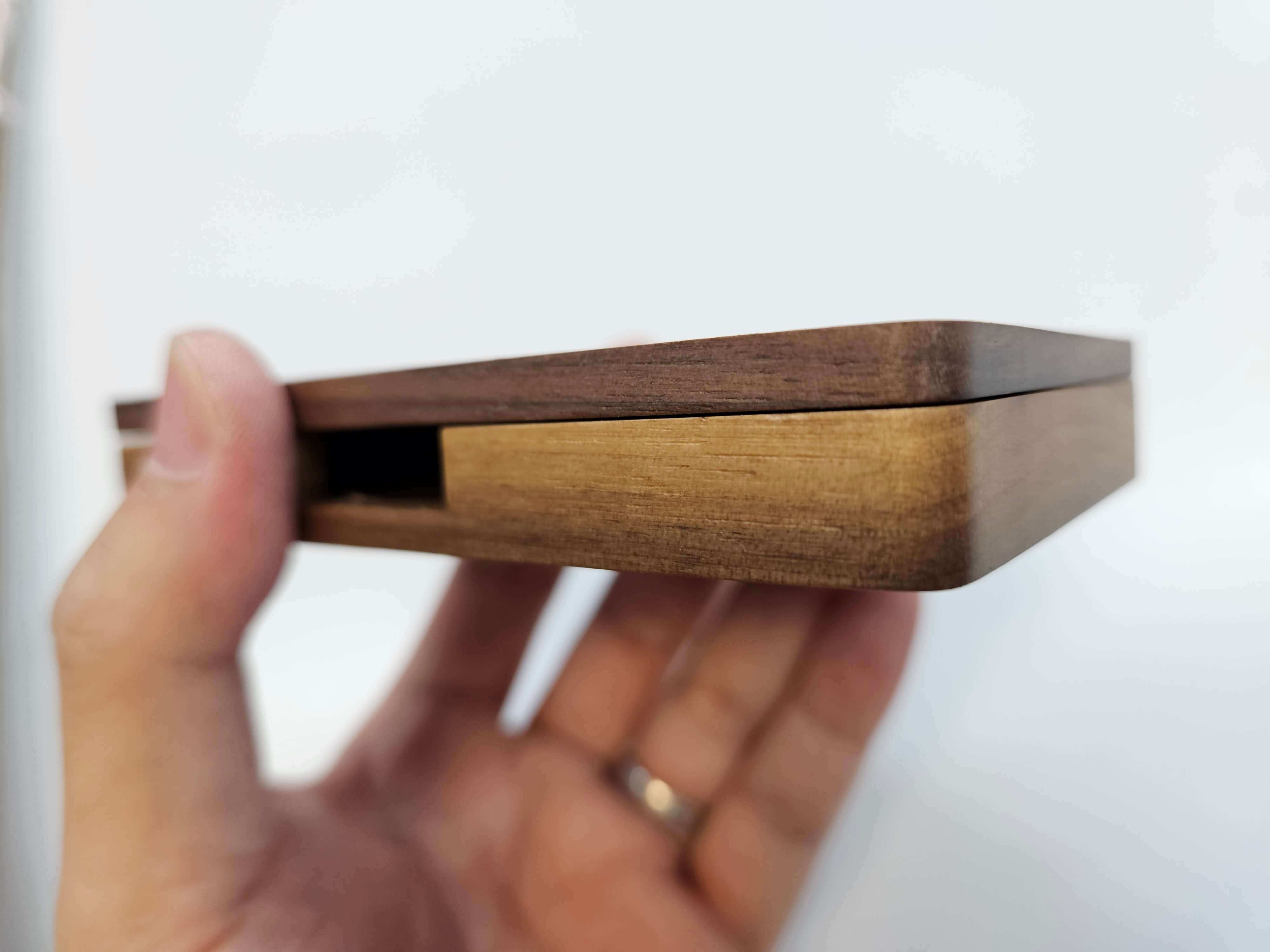 胡桃木 / 櫸木卡片盒 (銅柱旋轉版)