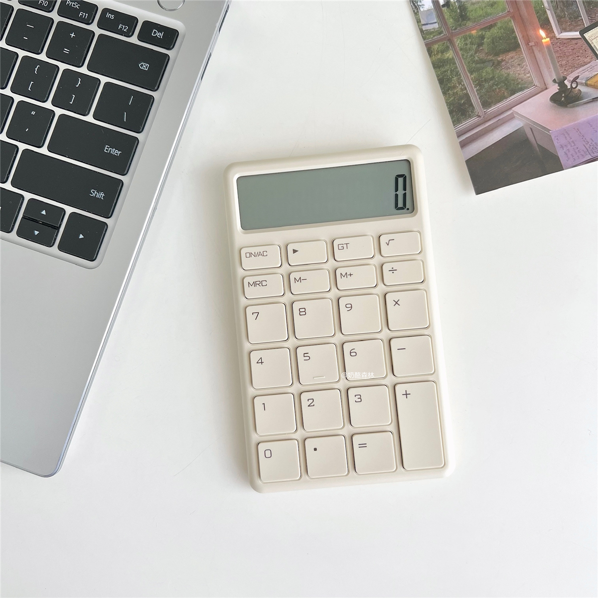 《1982》可愛小巧攜帶型計算機