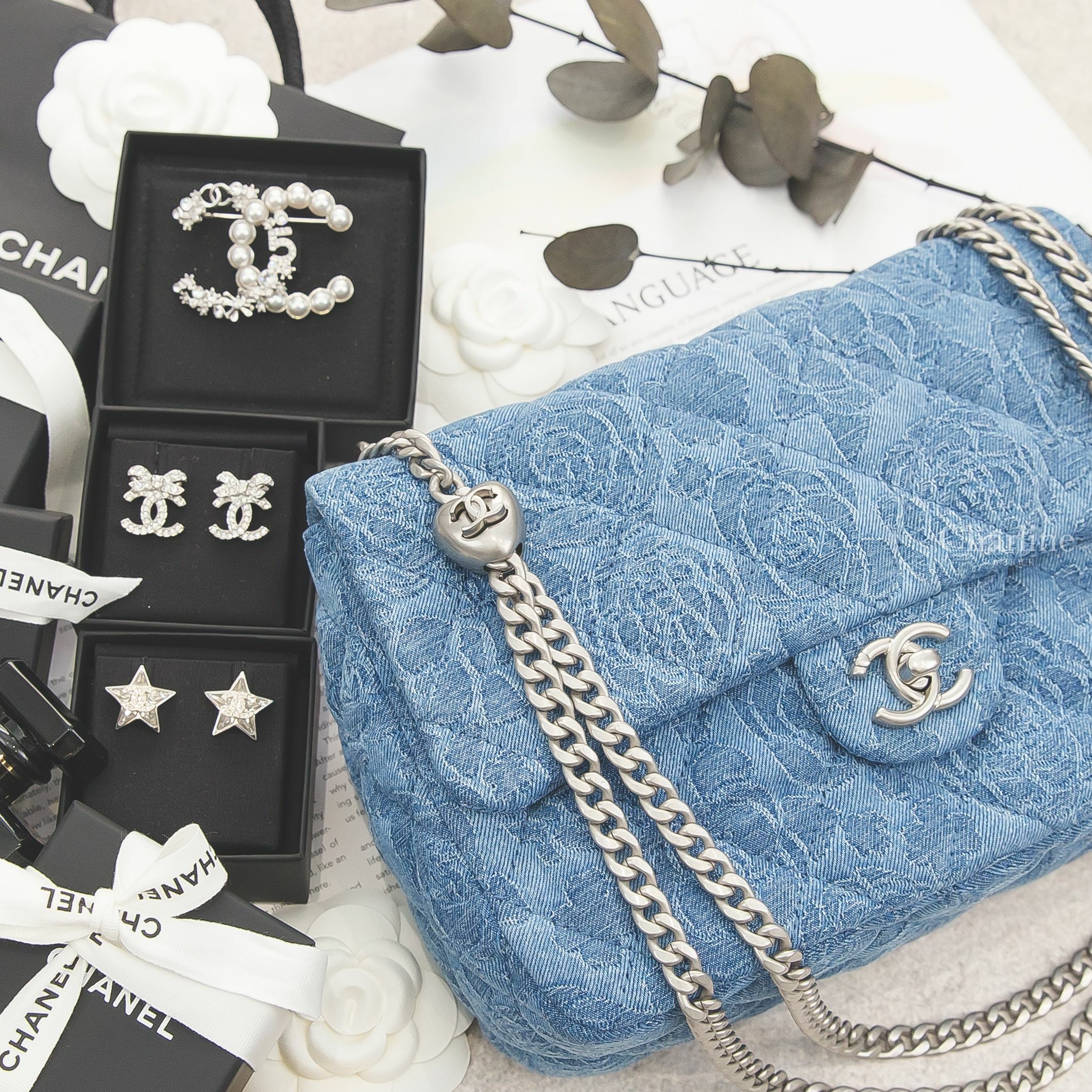 Chanel Earrings 銀色水晶鑲鑽CC星星耳環,銀色水鑽蝴蝶結CC耳環,Brooch 銀色水鑽珍珠經典圖徽CC胸針,藍色銀CC銀色愛心鍊帶23cm丹寧山茶花菱格紋手提肩背包-Charline Boutique 精品代購