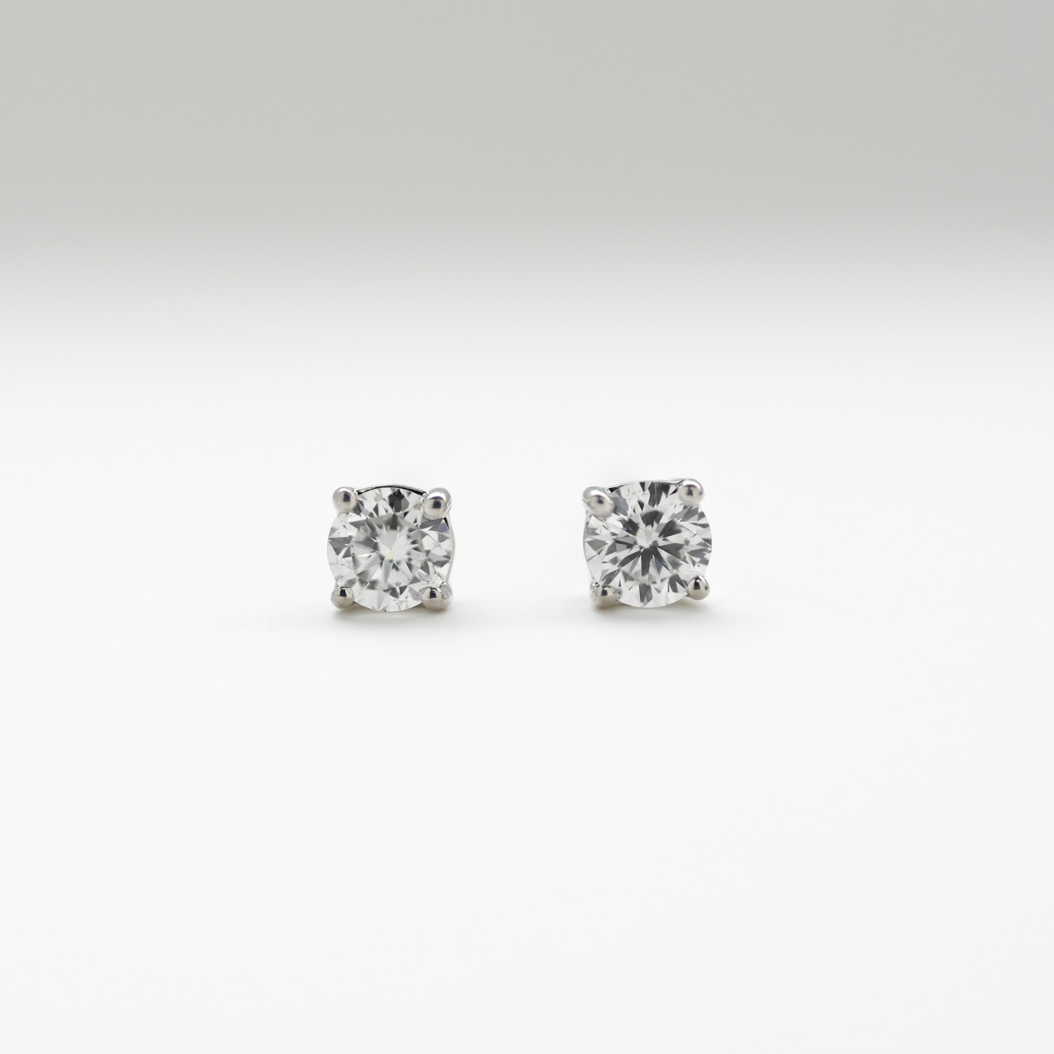 18K Solitaire 0.20ct a pair Diamond Earring