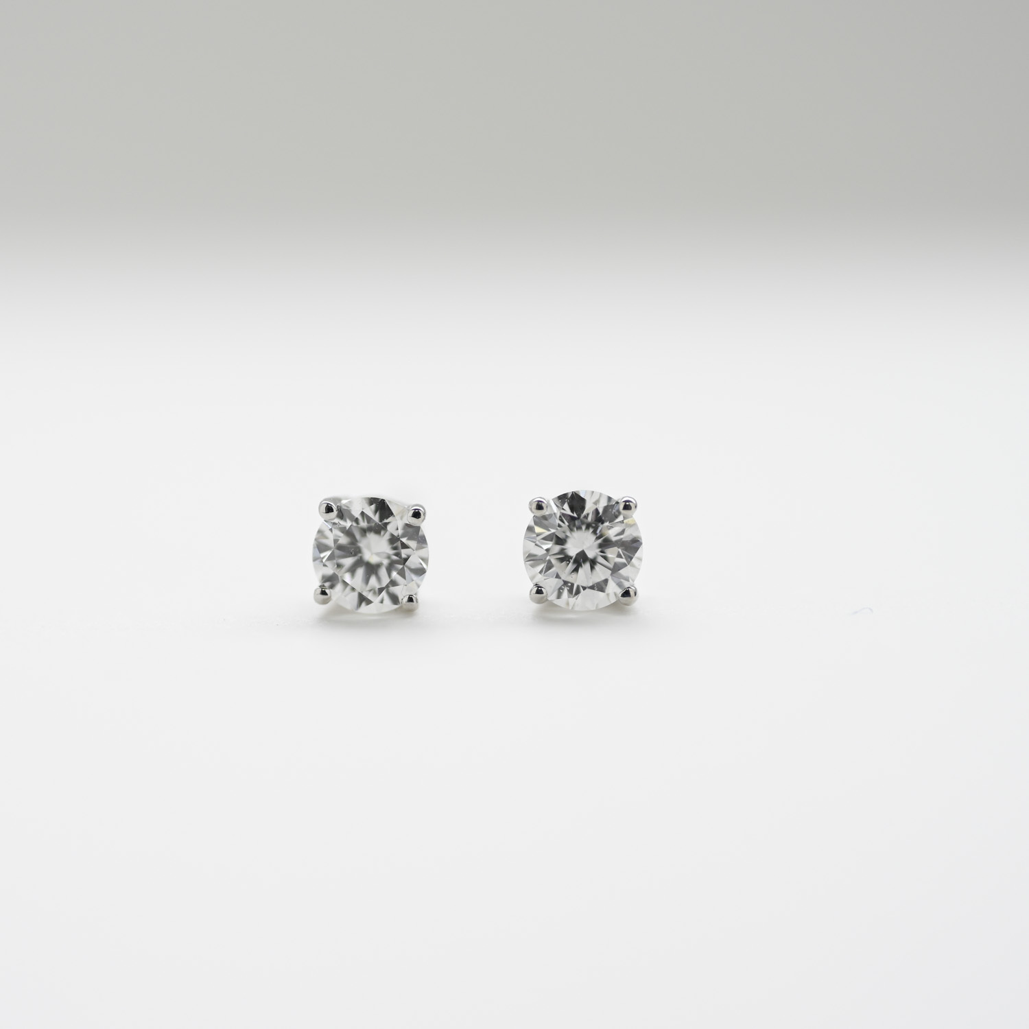 18K Solitaire 0.40ct a pair Diamond Earring