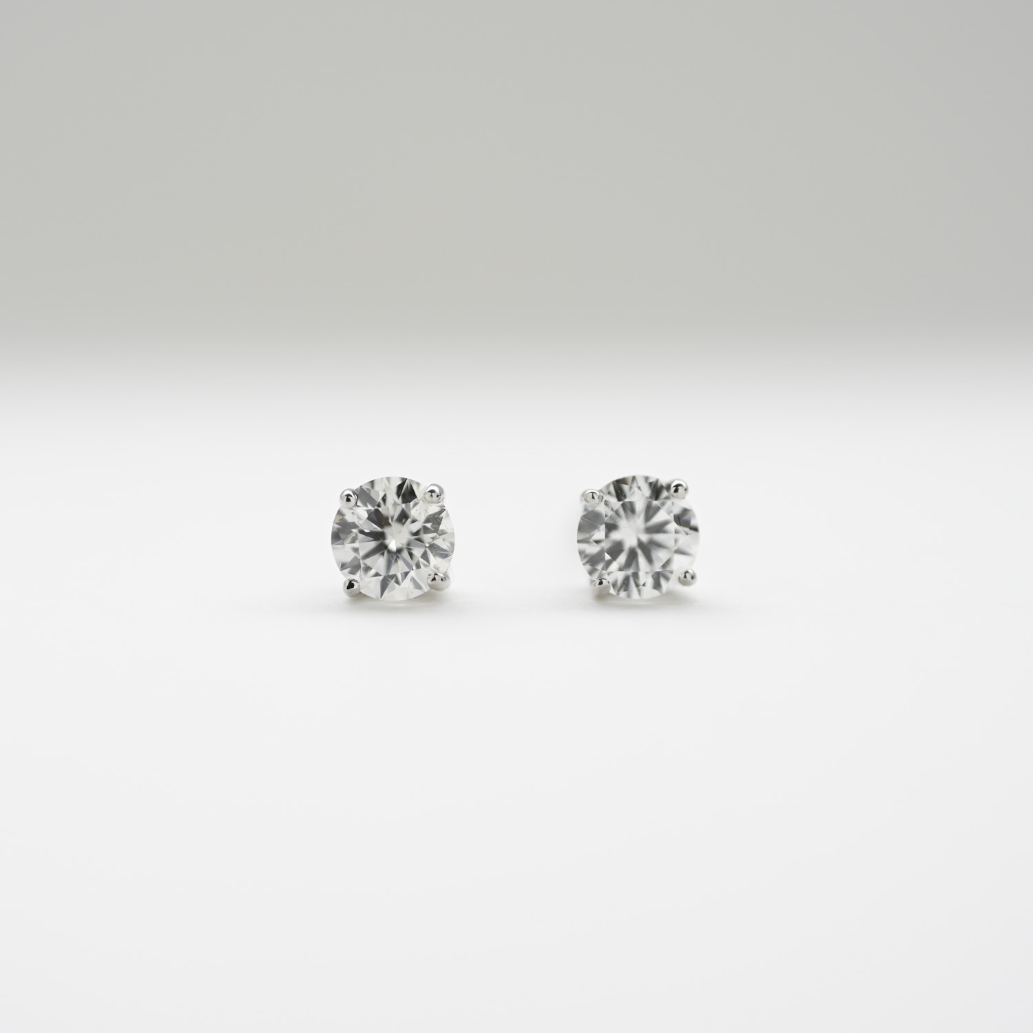 18K Solitaire 0.60ct a pair Diamond Earring