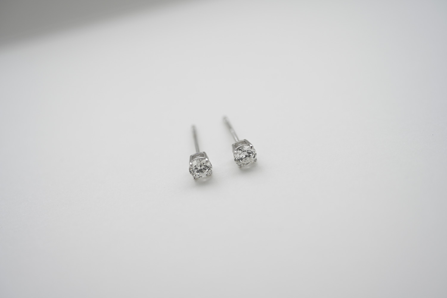 18K Solitaire 0.60ct a pair Diamond Earring