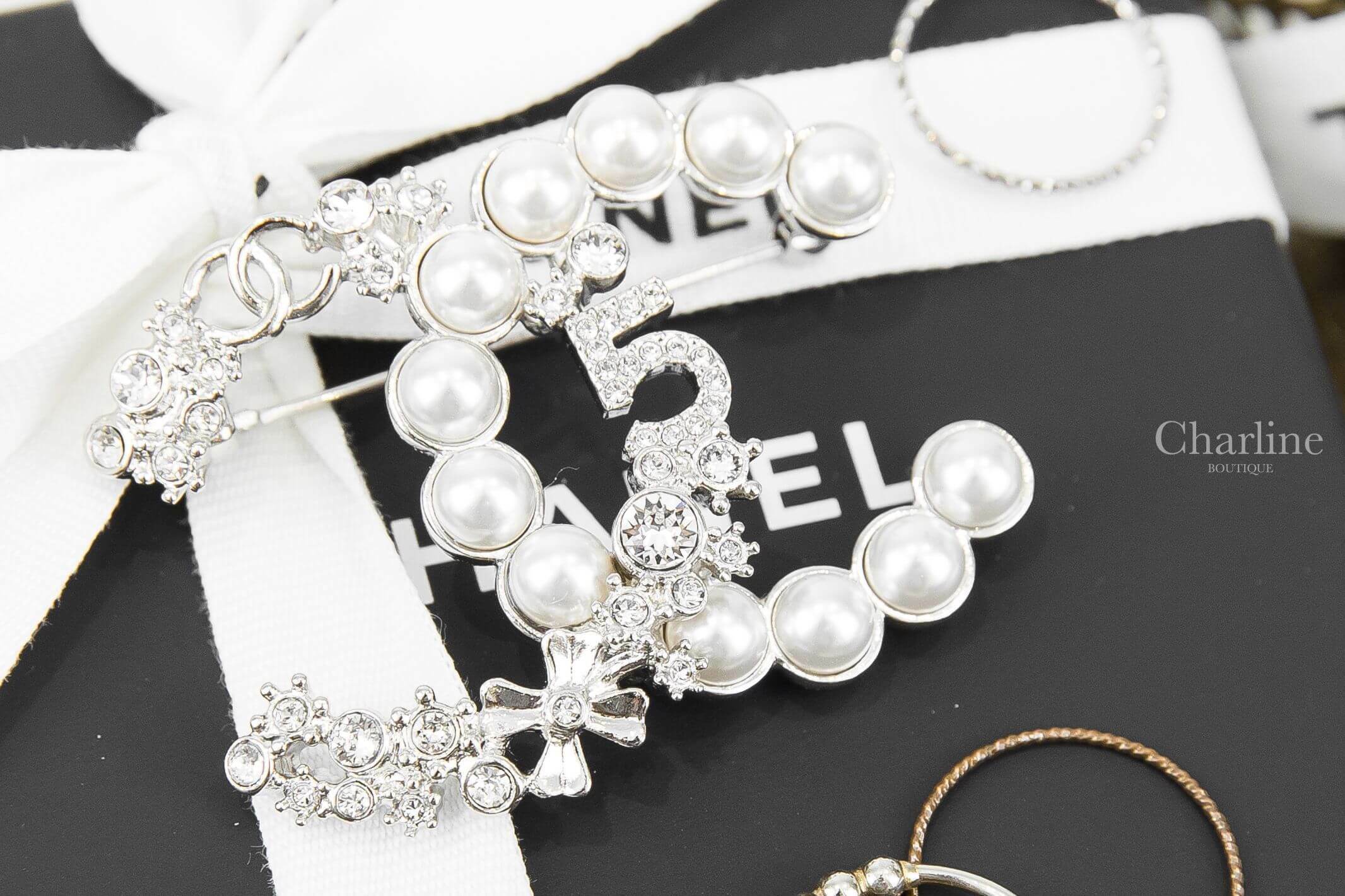 Chanel Brooch 銀色水鑽珍珠經典圖徽CC胸針