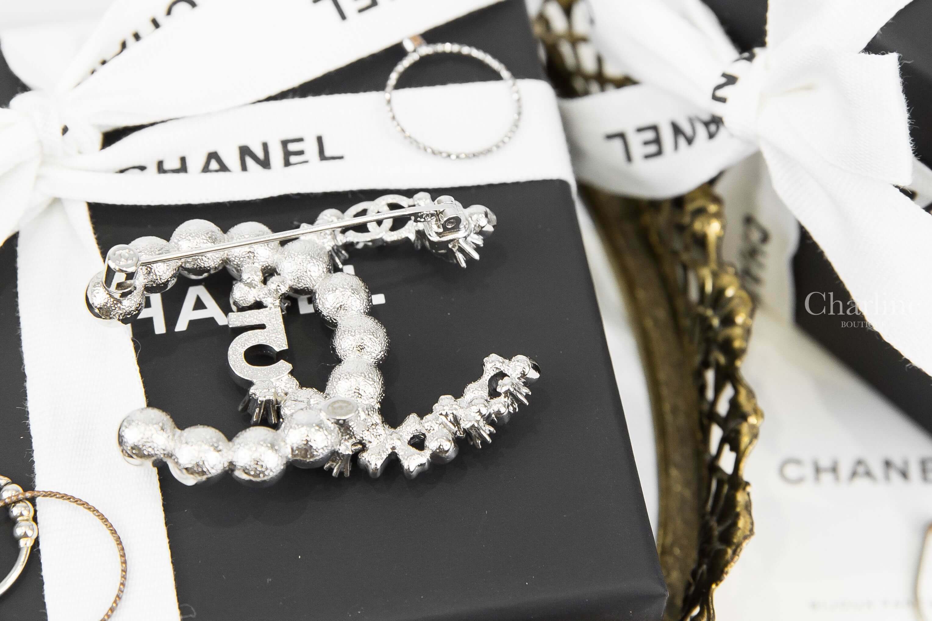 Chanel Brooch 銀色水鑽珍珠經典圖徽CC胸針-Charline Boutique 精品代購