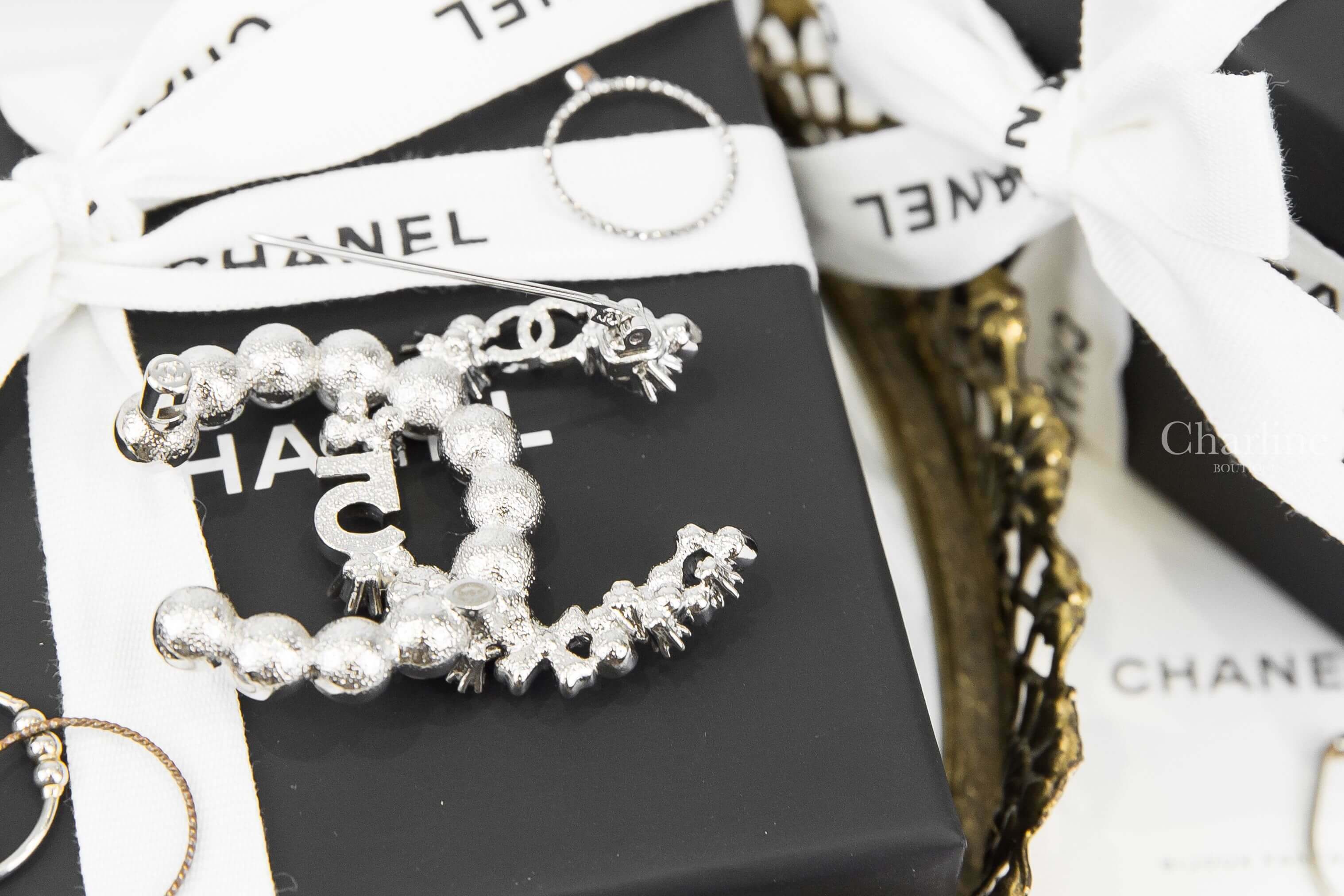 Chanel Brooch 銀色水鑽珍珠經典圖徽CC胸針-Charline Boutique 精品代購