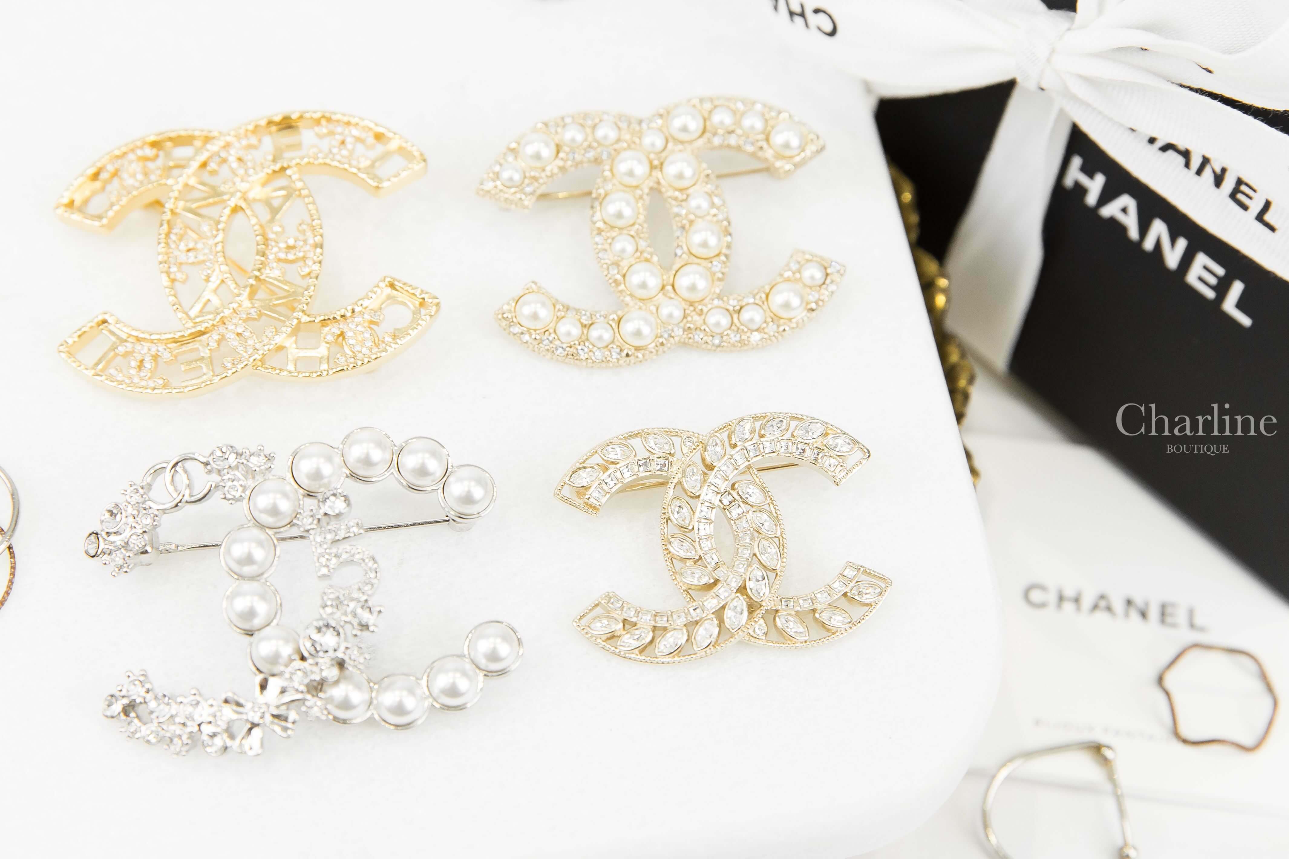 Chanel Brooch 金色簍空麥穗方型水鑽CC胸針,金色簍空字母水鑽CC胸針,金色大小珍珠水鑽CC胸針,銀色水鑽珍珠經典圖徽CC胸針-Charline Boutique 精品代購