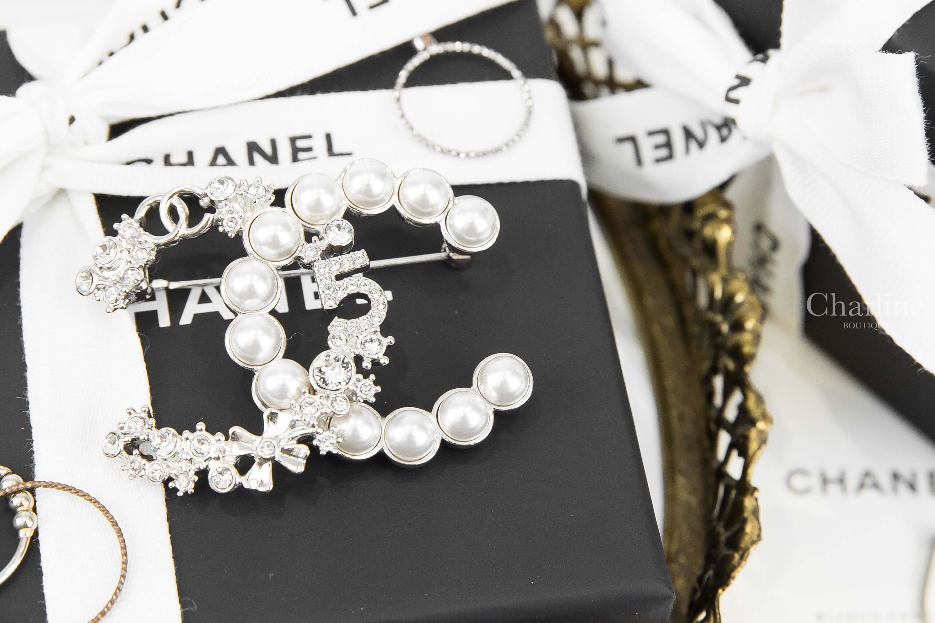 Chanel Brooch 銀色水鑽珍珠經典圖徽CC胸針