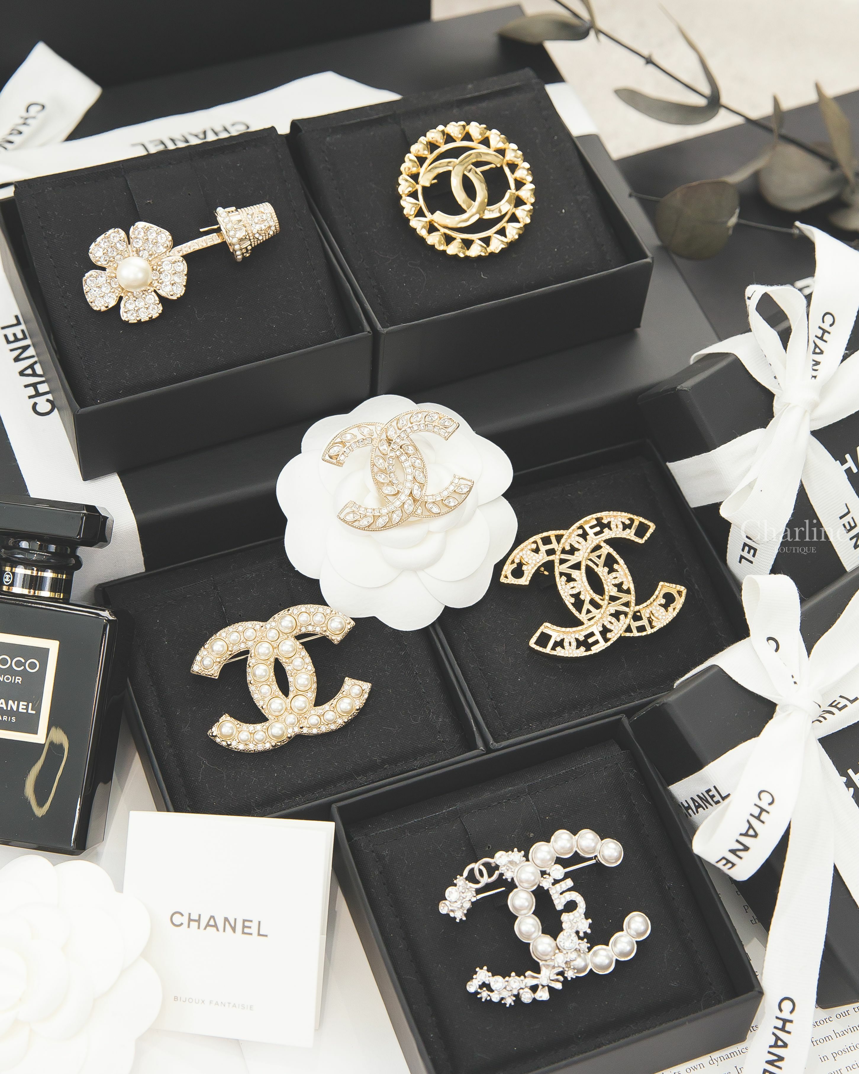Chanel Brooch 銀色水鑽珍珠經典圖徽CC胸針,金色珍珠水鑽花朵盆栽胸針,金色CC愛心環繞邊框圓形胸針,金色簍空麥穗方型水鑽CC胸針,金色大小珍珠水鑽CC胸針,金色簍空字母水鑽CC胸針-Charline Boutique 精品代購