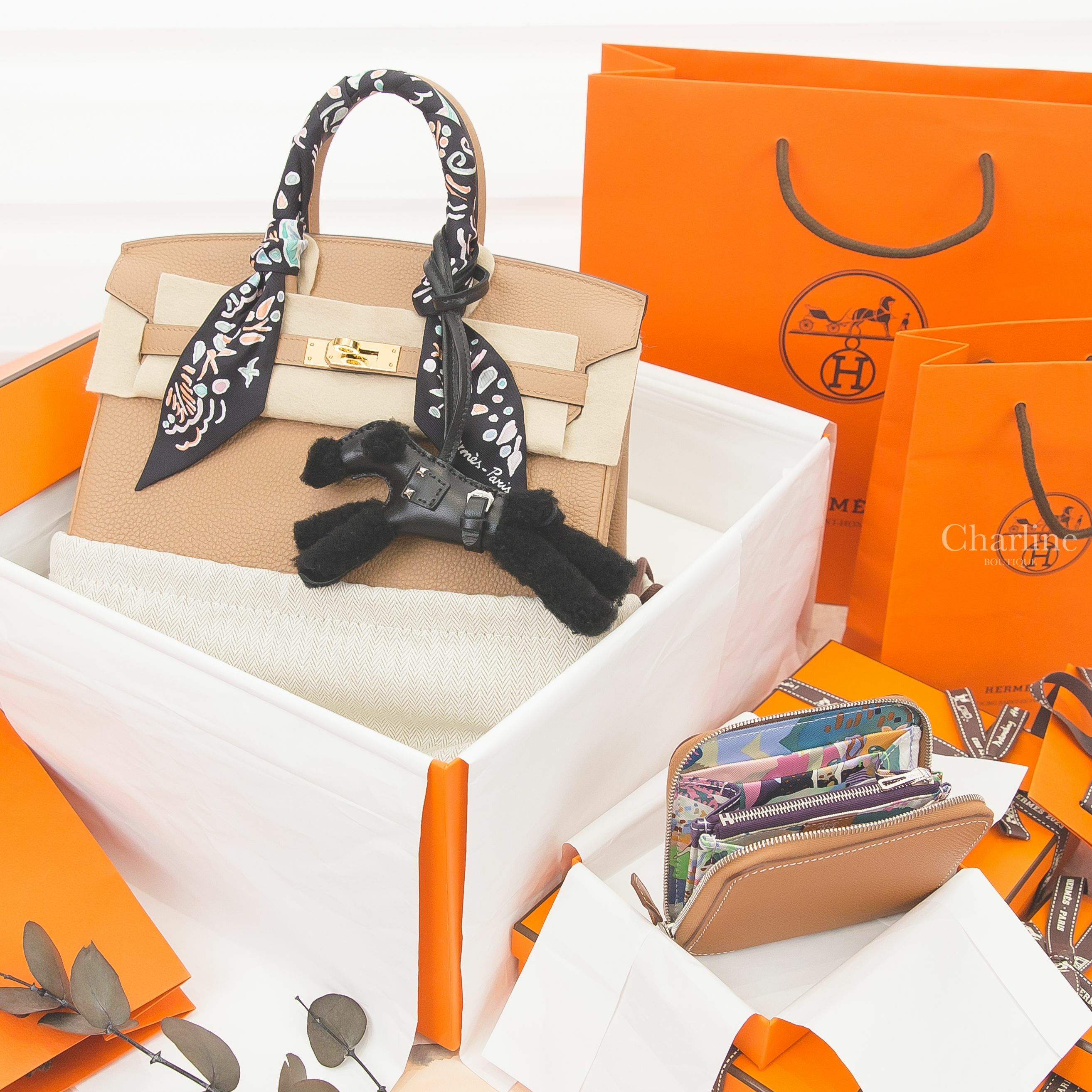 Hermès 全黑色羊毛獵狐梗犬吊飾,Silk' Wallet 37 Gold Epsom U刻焦糖色絲巾拉鍊短夾,黑色/綠色/玫瑰粉春天島嶼絲巾,Birkin 25cm U刻馬薩拉茶色金釦鉑金包-Charline Boutique 精品代購