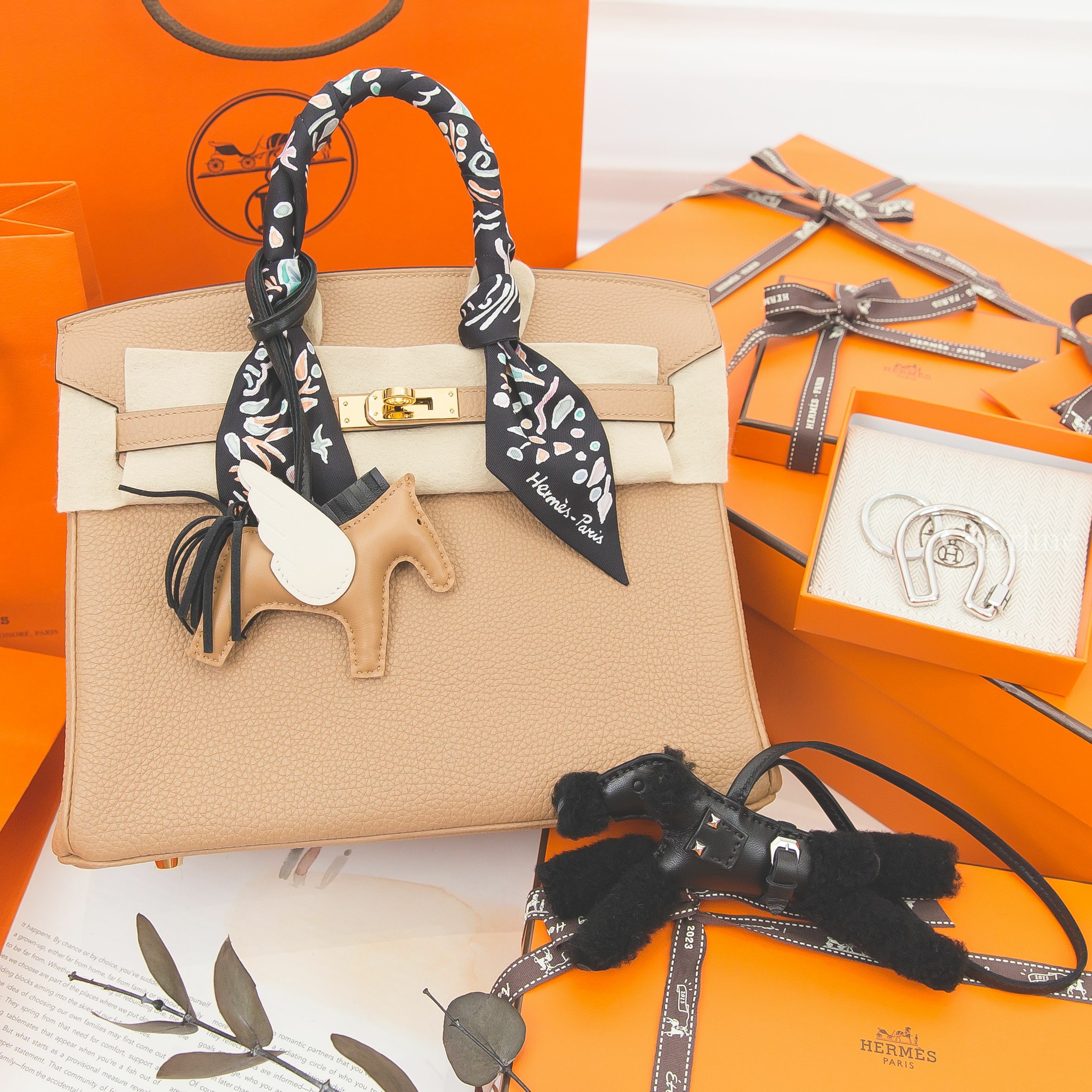 Hermès 全黑色羊毛獵狐梗犬吊飾,馬薩拉茶色/奶油白/黑色小型飛馬吊飾,銀色簍空馬蹄黑色H字樣不銹鋼鑰匙圈,黑色/綠色/玫瑰粉春天島嶼絲巾,Birkin 25cm U刻馬薩拉茶色金釦鉑金包-Charline Boutique 精品代購
