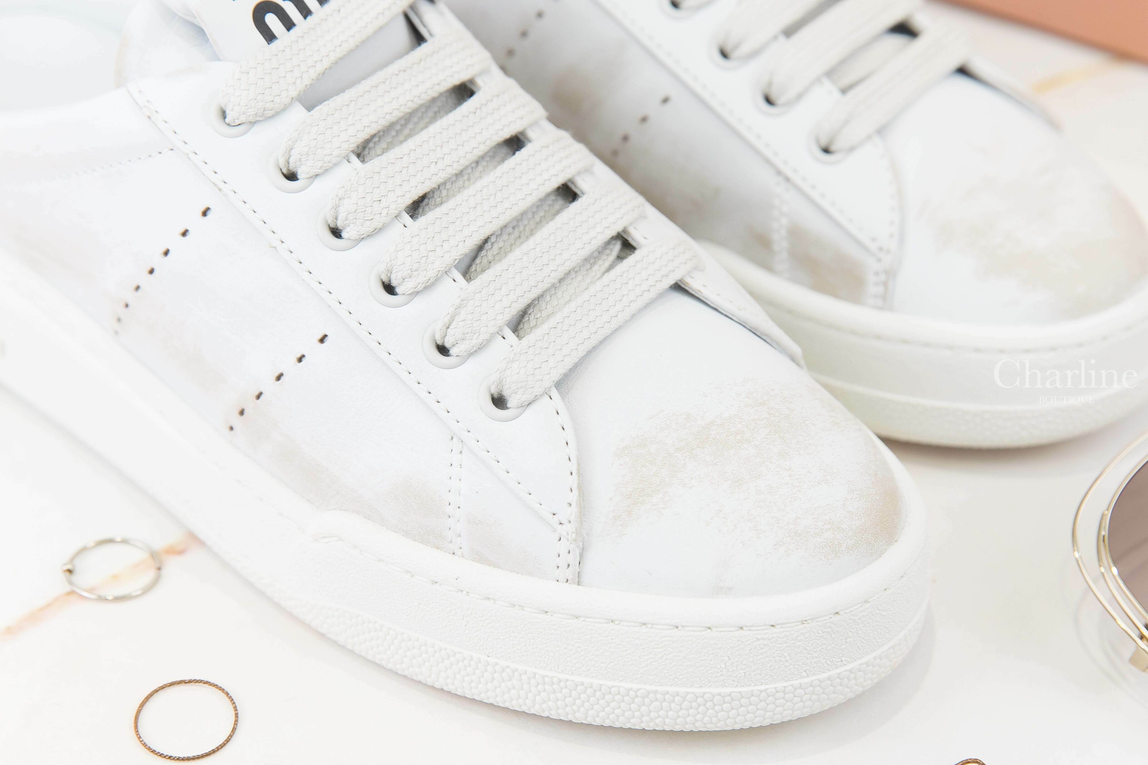 Miu Miu Bleached Leather Sneakers 白色黑色字母仿舊皮革穆勒鞋
