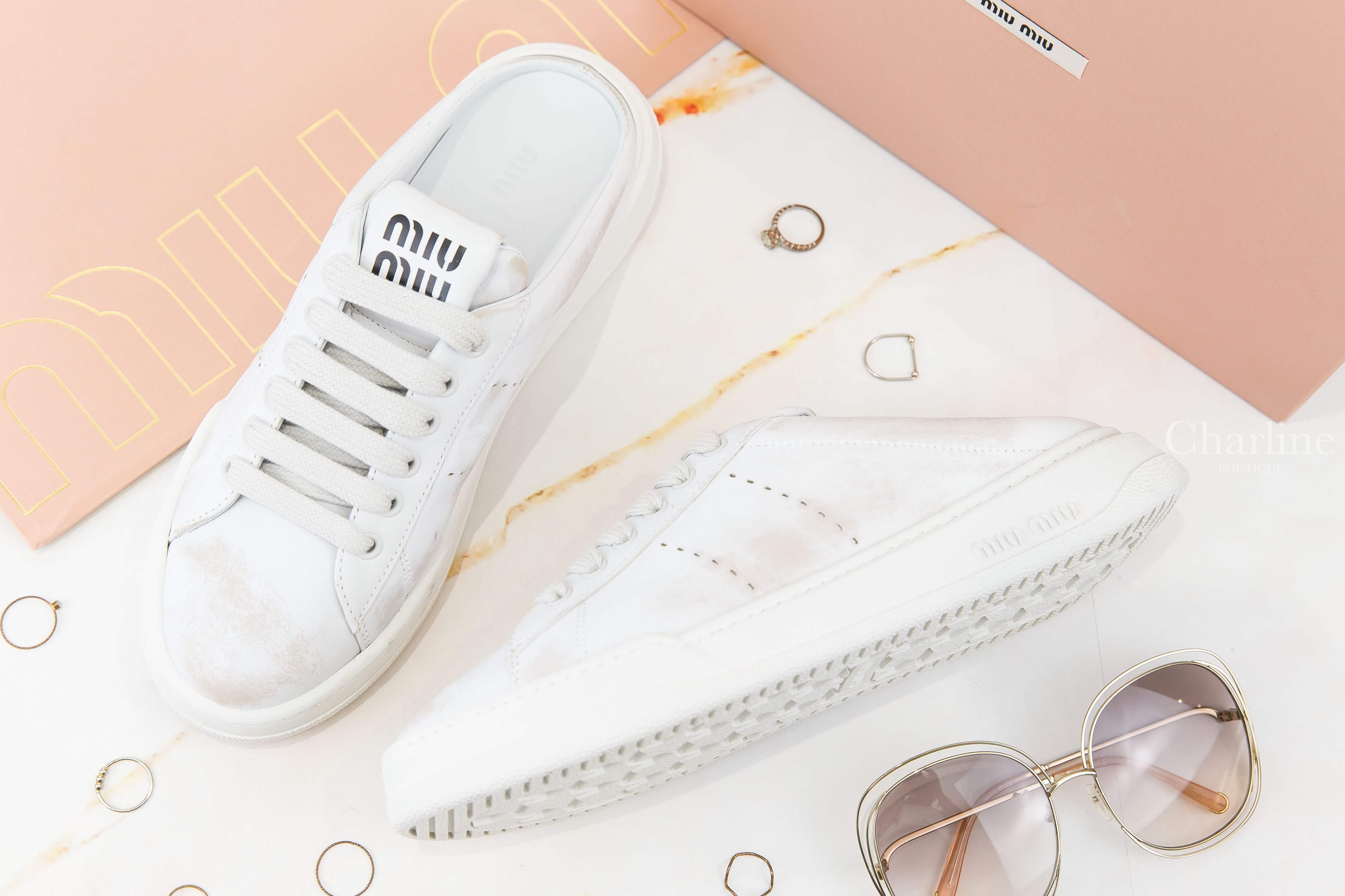 MiuMiu Bleached Leather Sneakers 白色黑色字母仿舊皮革穆勒鞋-Charline Boutique 精品代購