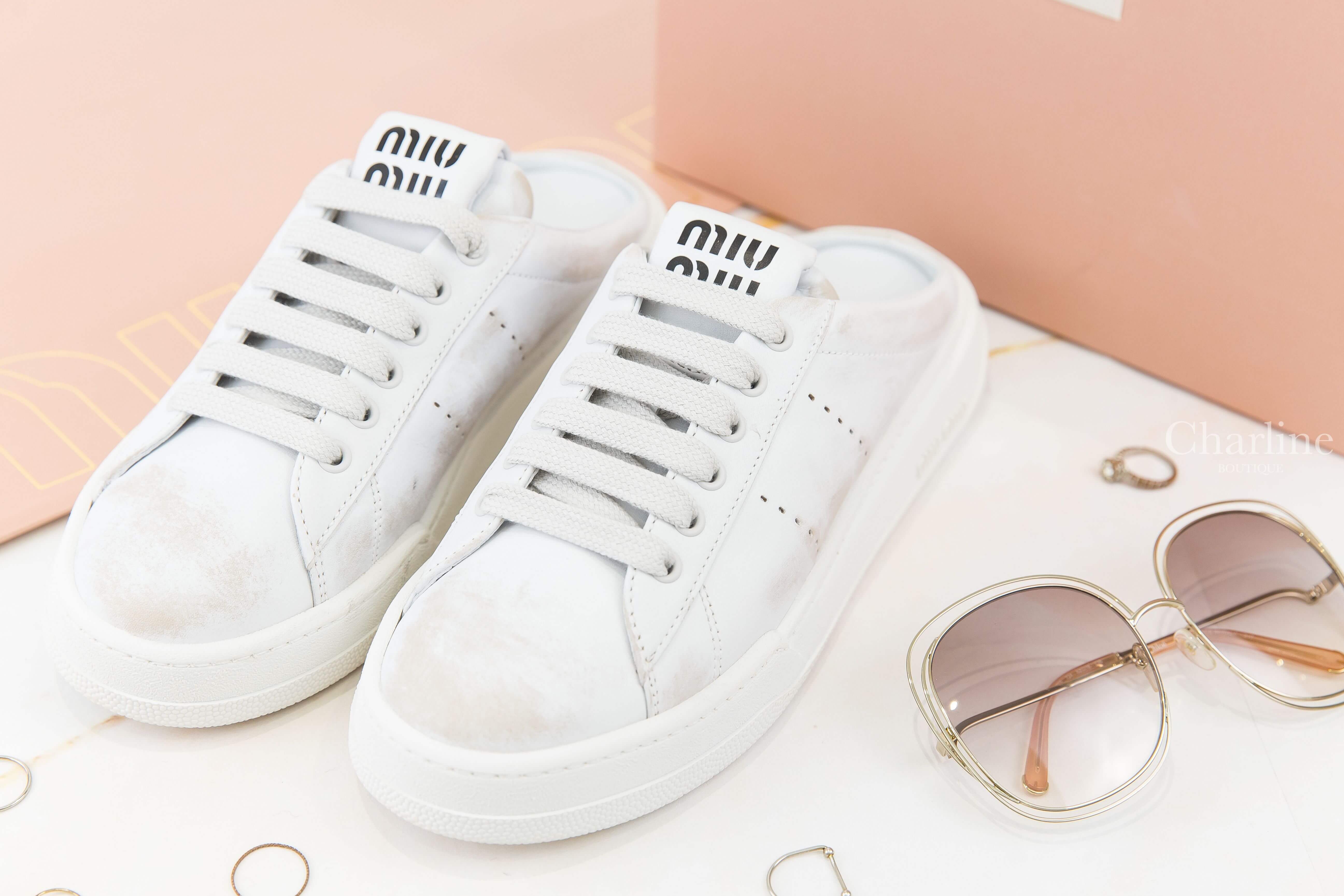 MiuMiu Bleached Leather Sneakers 白色黑色字母仿舊皮革穆勒鞋-Charline Boutique 精品代購