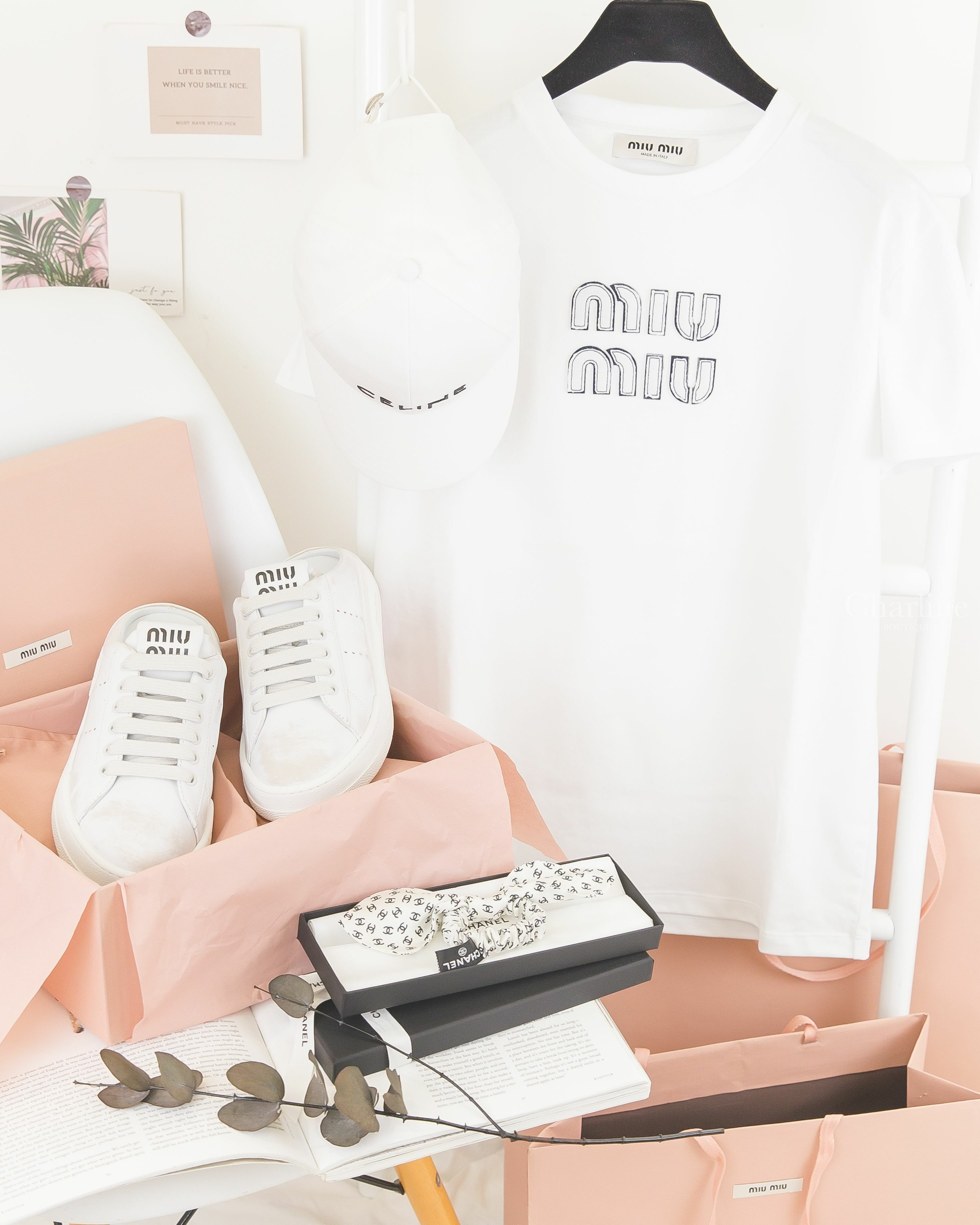 Miumiu Embroidered Cotton 白色黑色滾邊刺繡立體字母短袖棉T,白色黑色字母仿舊皮革穆勒鞋,Celine 白色刺繡黑字棉質棒球帽,Chanel 白底滿版黑色CC真絲蝴蝶結髮束-Charline Boutique 精品代購