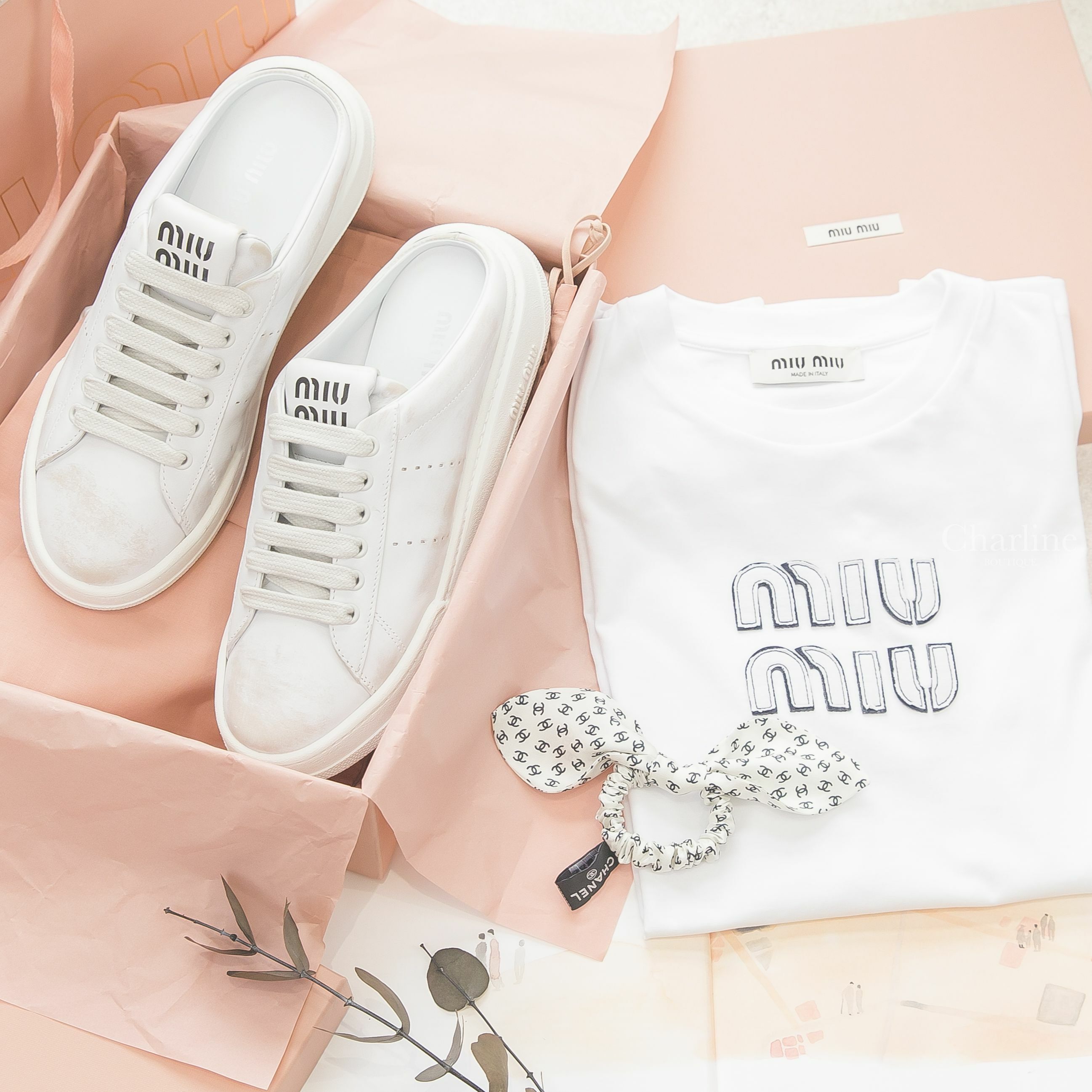 Miumiu Embroidered Cotton 白色黑色滾邊刺繡立體字母短袖棉T,白色黑色字母仿舊皮革穆勒鞋,Chanel 白底滿版黑色CC真絲蝴蝶結髮束-Charline Boutique 精品代購