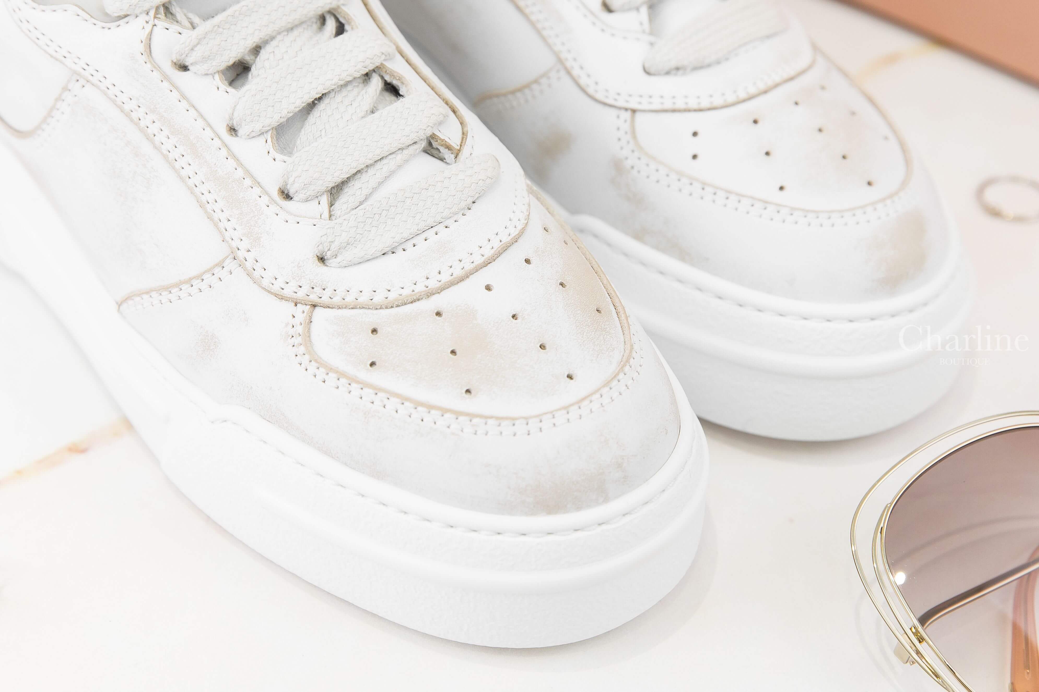 Miu Miu Bleached Leather Sneakers 白色黑色字母仿舊皮革運動鞋