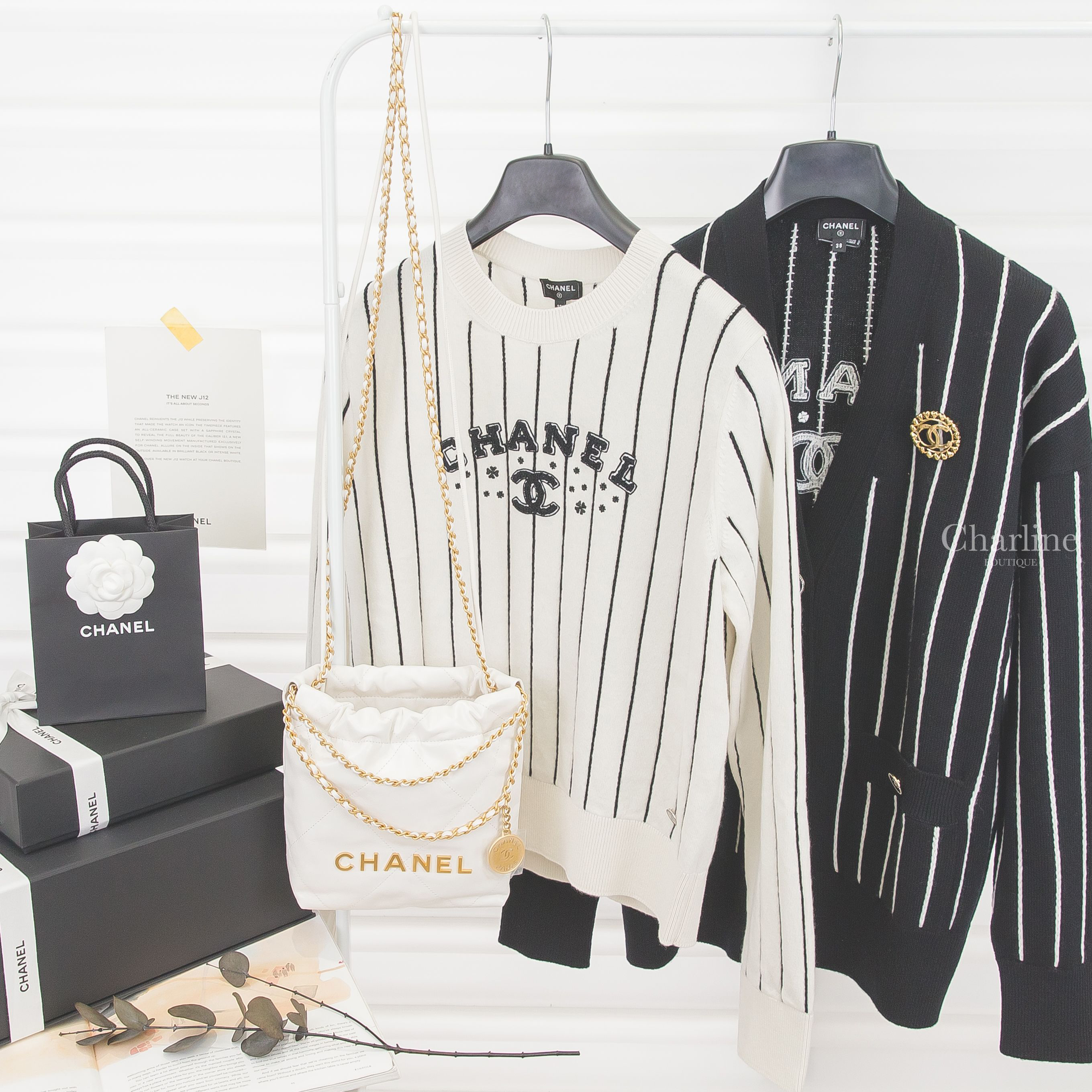 Chanel Sweater 白底黑色條紋刺繡CC長袖喀什米爾上衣,黑底白色條紋刺繡CC喀什米爾開襟長袖上衣,金色CC愛心環繞邊框圓形胸針,白色金字徽章鍊帶迷你小牛皮大菱格紋手提肩背包-Charline Boutique 精品代購