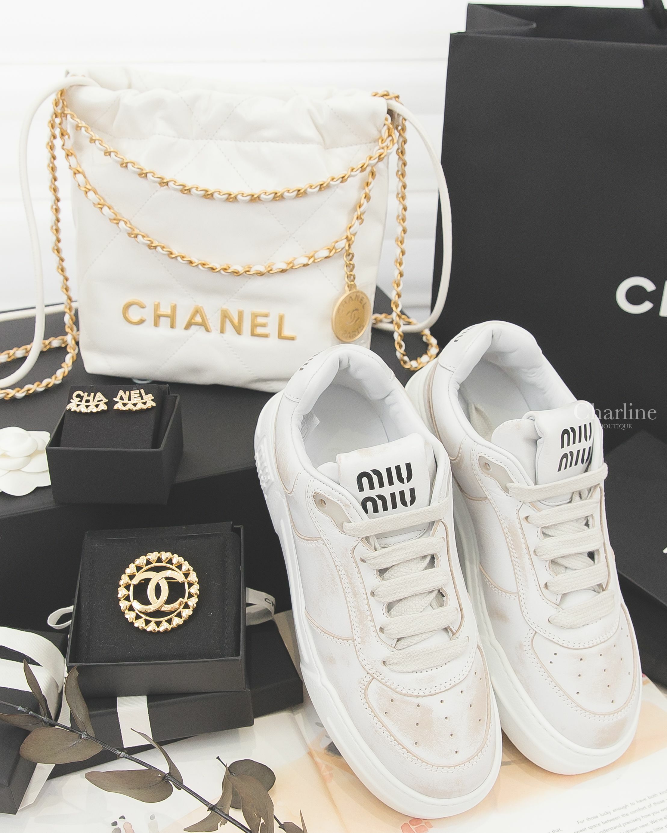 Chanel 白色金字徽章鍊帶迷你小牛皮大菱格紋手提肩背包,MiuMiu 白色黑色字母仿舊皮革運動鞋,金色CC愛心環繞邊框圓形胸針,金色水鑽字母反向愛心不對稱耳環-Charline Boutique 精品代購