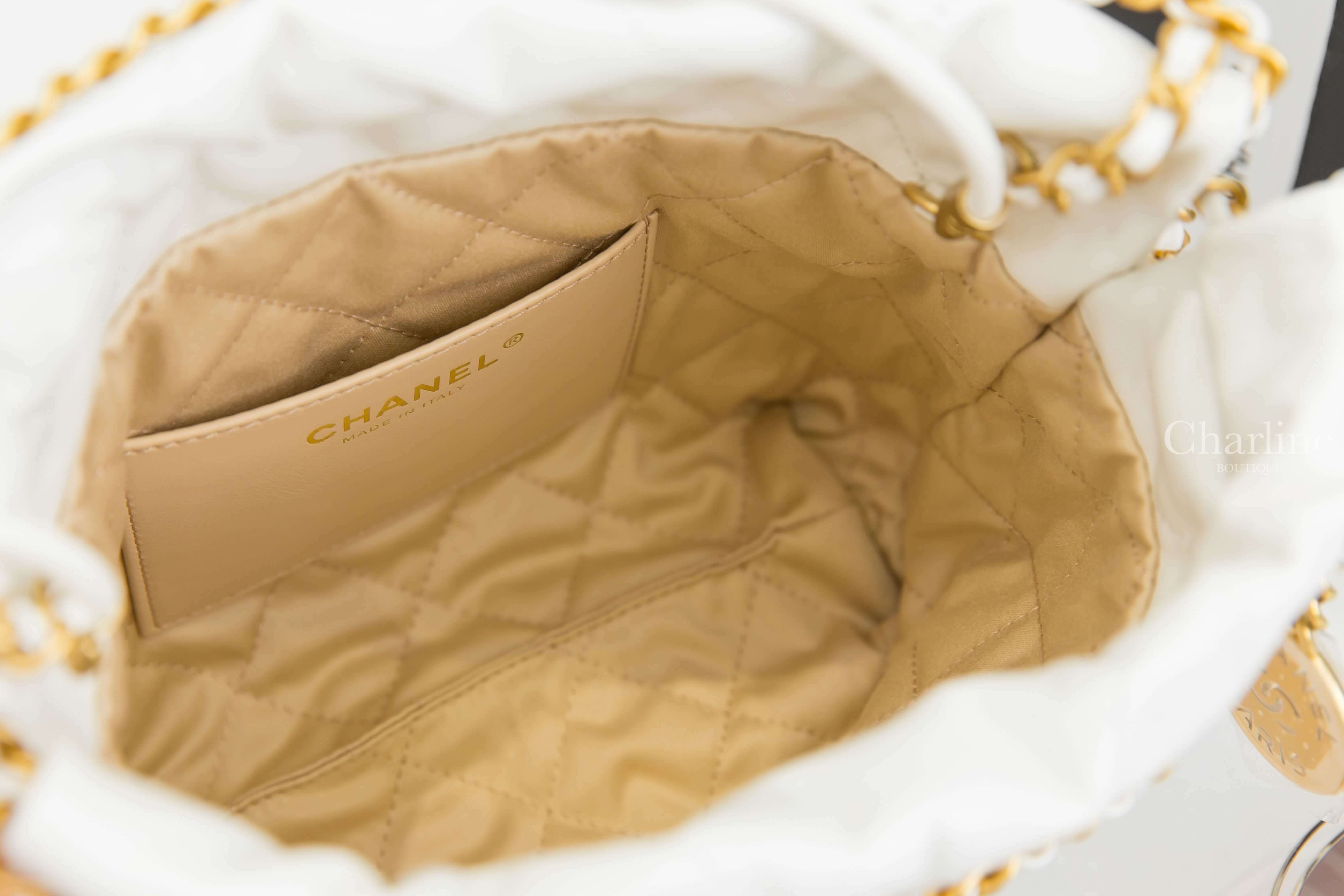Chanel Chanel 22 Mini Handbag 白色金字徽章鍊帶迷你小牛皮大菱格紋手提肩背包-Charline Boutique 精品代購