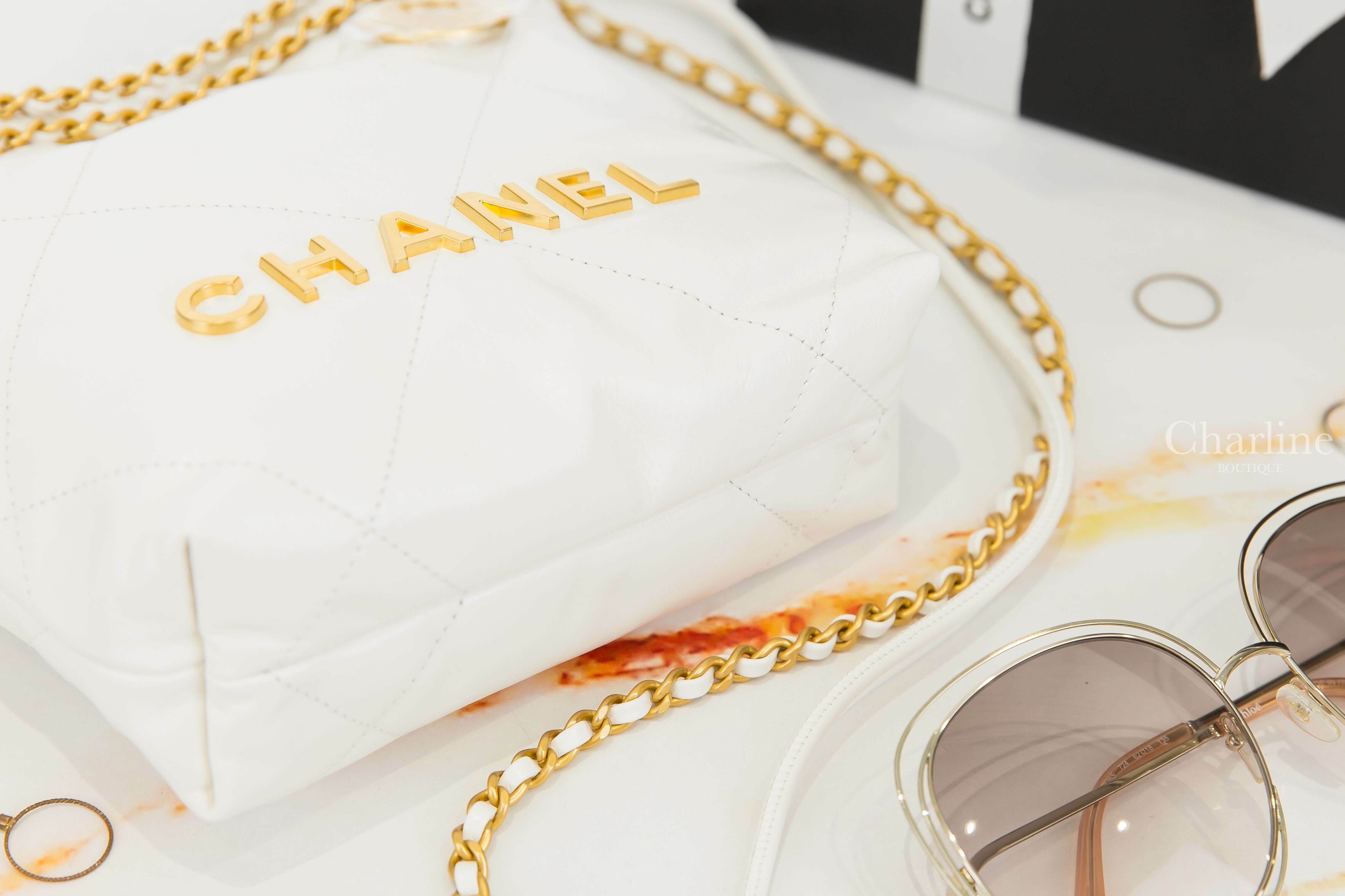Chanel Chanel 22 Mini Handbag 白色金字徽章鍊帶迷你小牛皮大菱格紋手提肩背包-Charline Boutique 精品代購