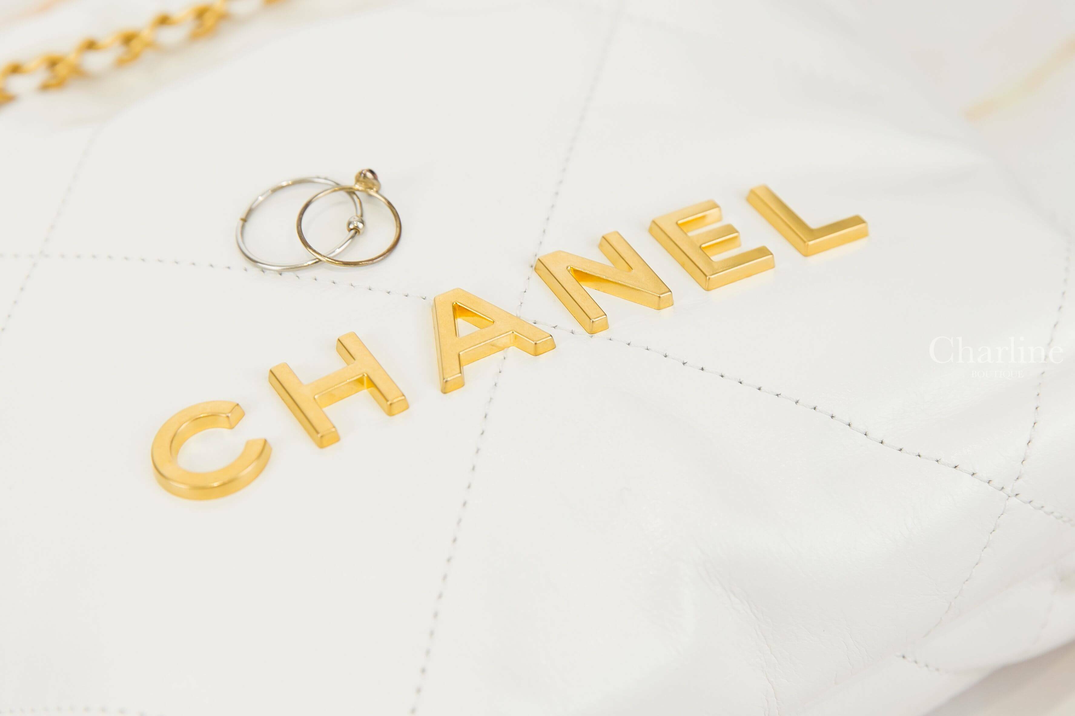 Chanel Chanel 22 Mini Handbag 白色金字徽章鍊帶迷你小牛皮大菱格紋手提肩背包