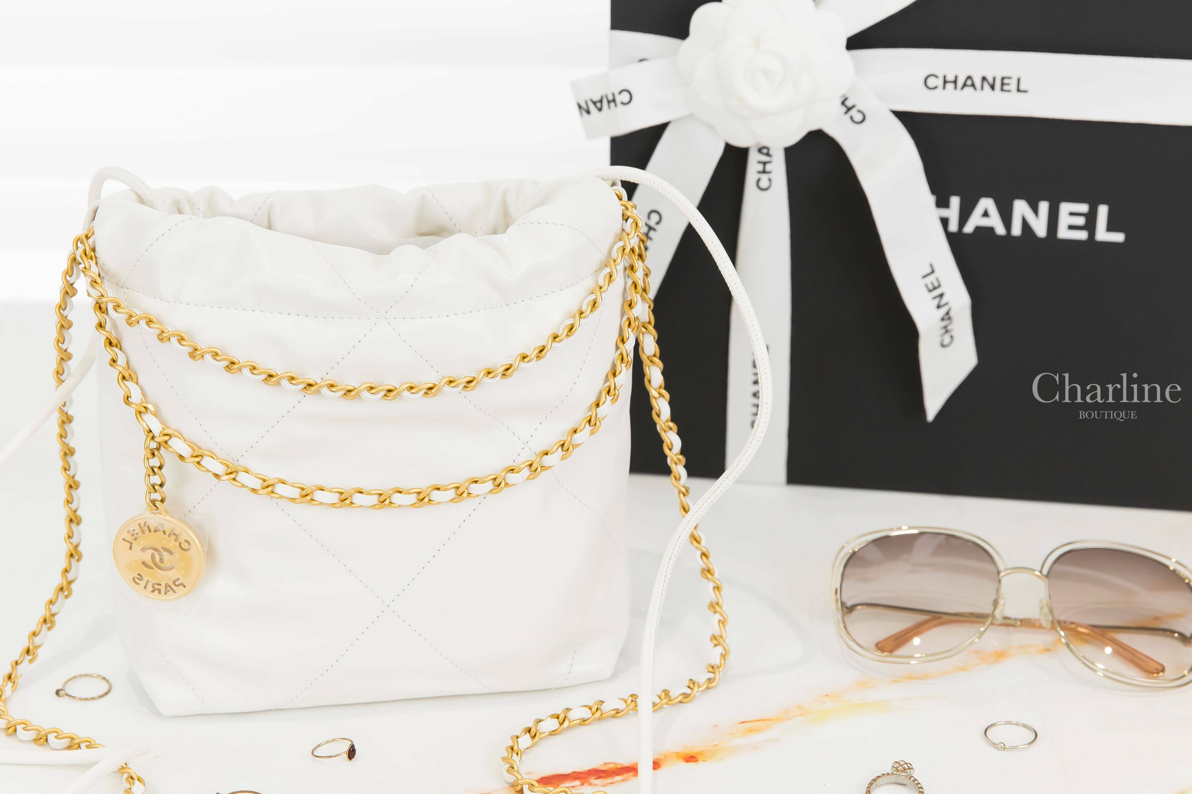Chanel Chanel 22 Mini Handbag 白色金字徽章鍊帶迷你小牛皮大菱格紋手提肩背包-Charline Boutique 精品代購