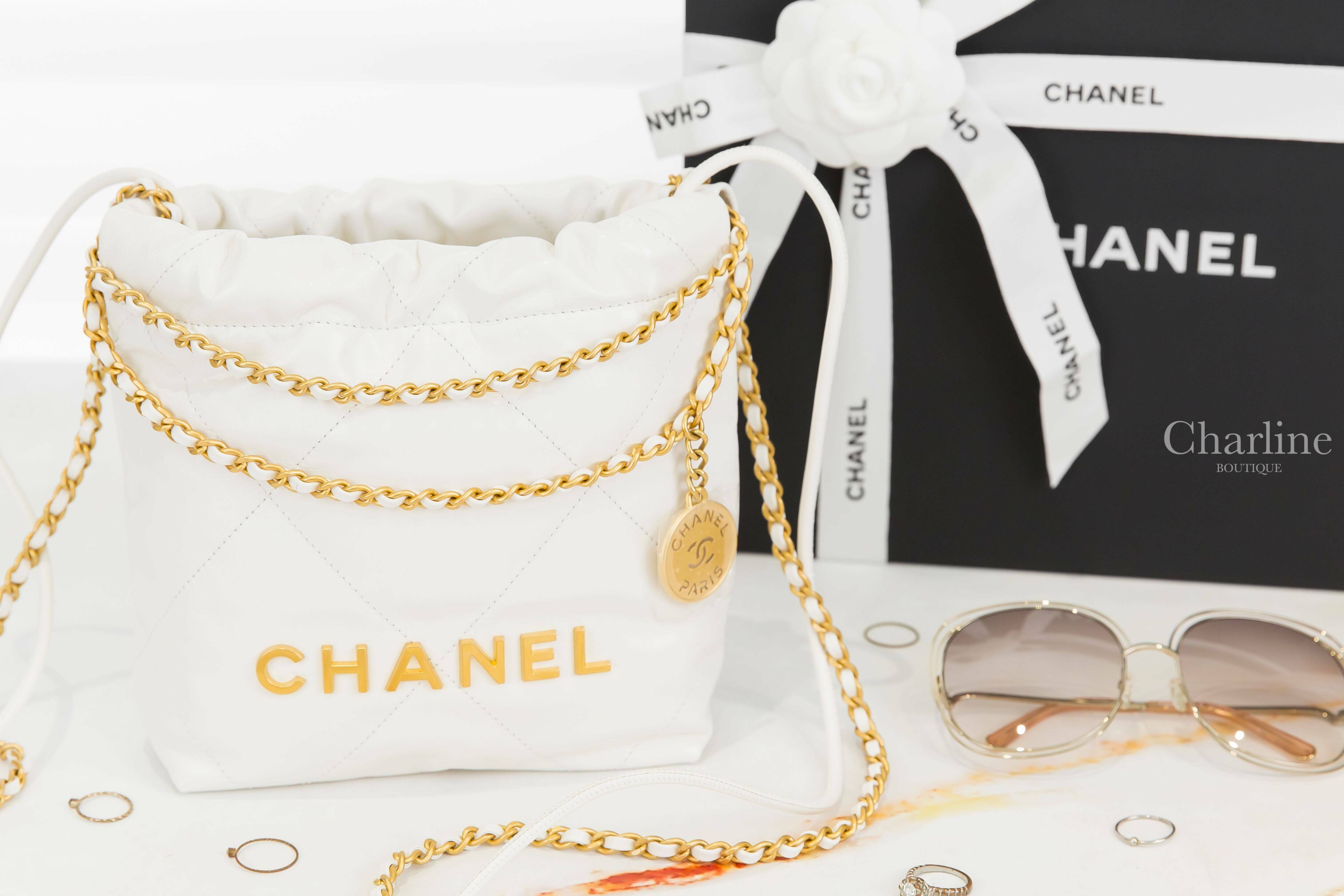 Chanel Chanel 22 Mini Handbag 白色金字徽章鍊帶迷你小牛皮大菱格紋手提肩背包