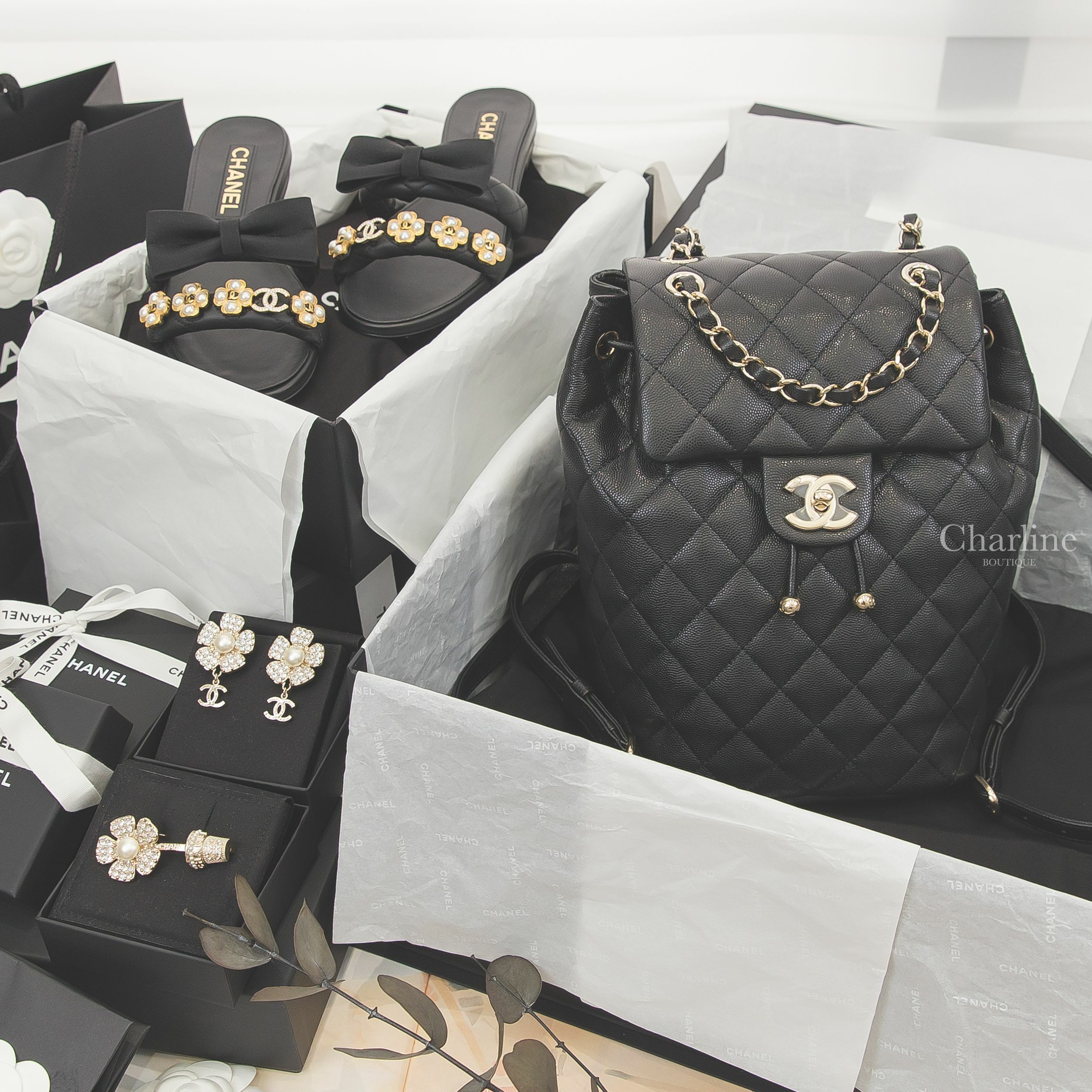 Chanel Earrings 金色珍珠水鑽花朵CC垂墜耳環,Brooch金色珍珠水鑽花朵盆栽胸針,Backpack黑色金CC金鍊荔枝菱格紋手提後背包,Mule黑色金水鑽CC珍珠花朵蝴蝶結小羊皮平底拖鞋-Charline Boutique 精品代購