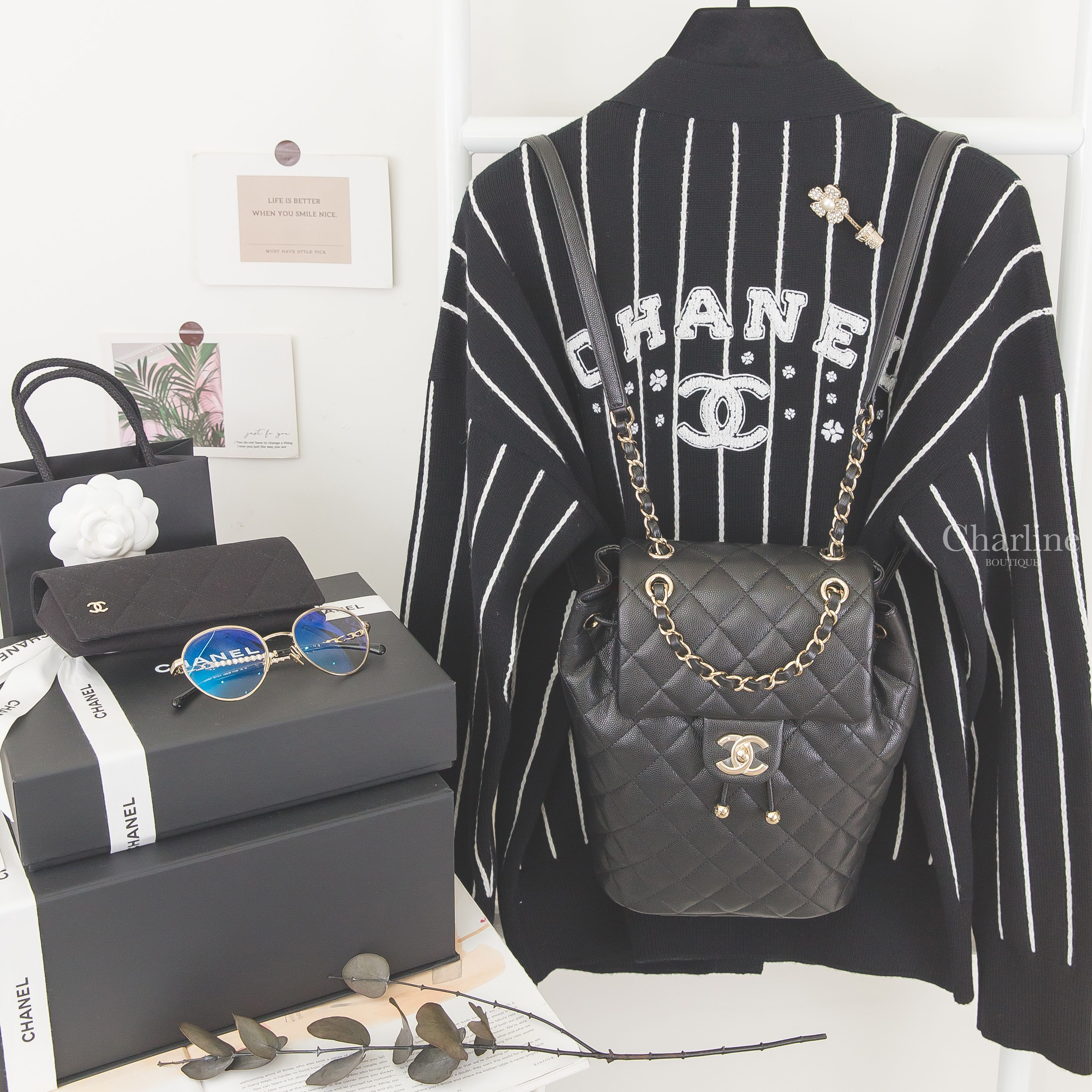 Chanel Backpack 黑色金CC金鍊荔枝菱格紋手提後背包,金色圓框側邊皮穿鍊珍珠CC藍光鏡片平光眼鏡,黑底白色條紋刺繡CC喀什米爾開襟長袖上衣,金色珍珠水鑽花朵盆栽胸針-Charline Boutique 精品代購